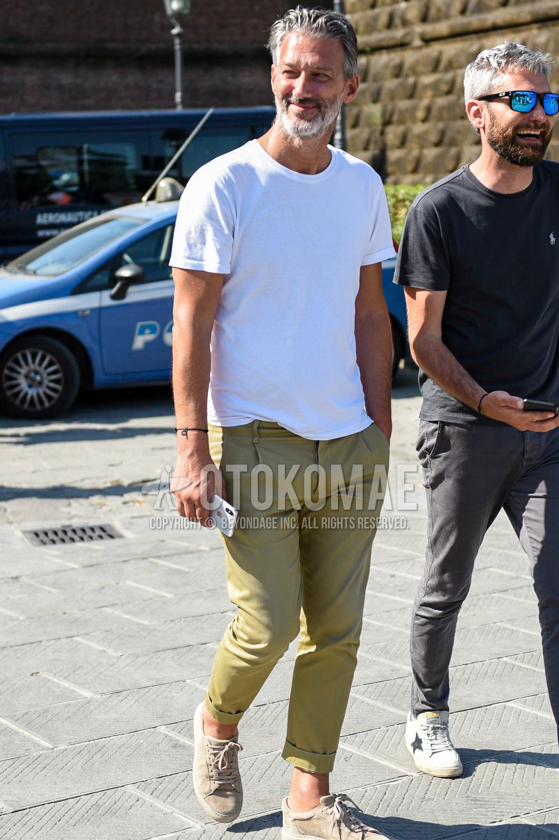 Men's summer outfit with white plain t-shirt, beige plain chinos, beige low-cut sneakers.