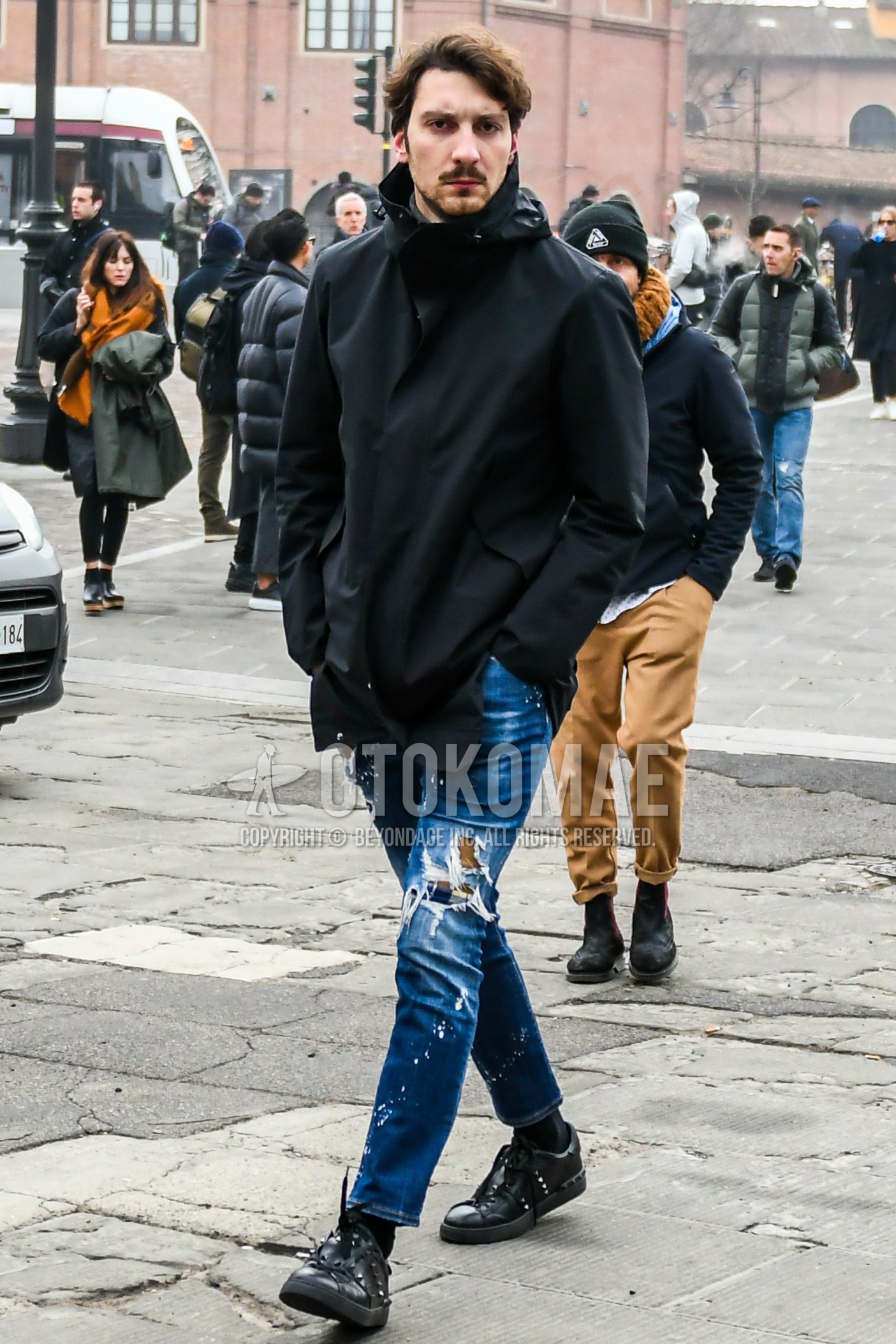 Men's spring autumn winter outfit with black plain windbreaker, blue plain damaged jeans, black plain socks, black low-cut sneakers.