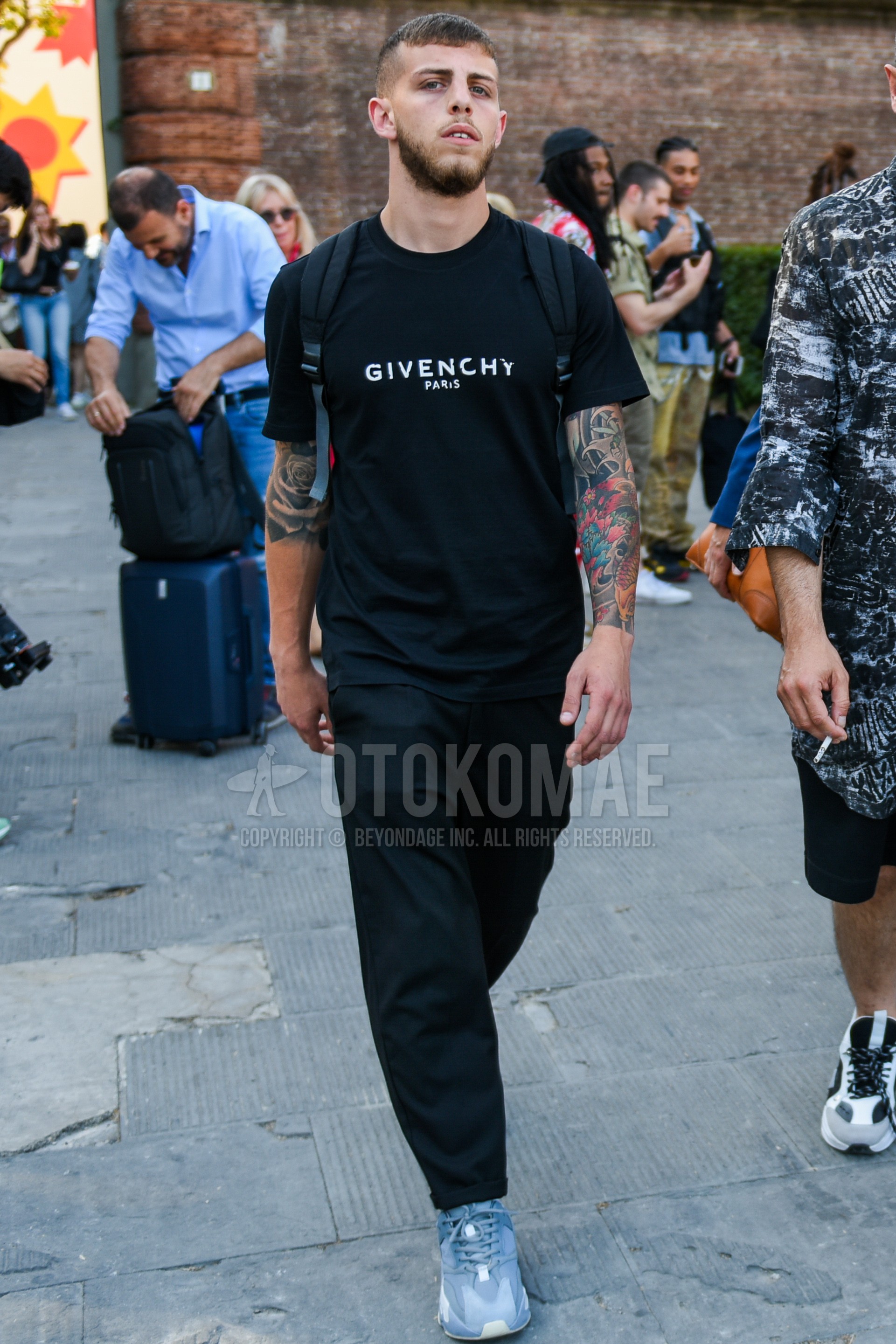 ジバンシーの黒無地のTシャツ、黒無地のイージーパンツ、グレー