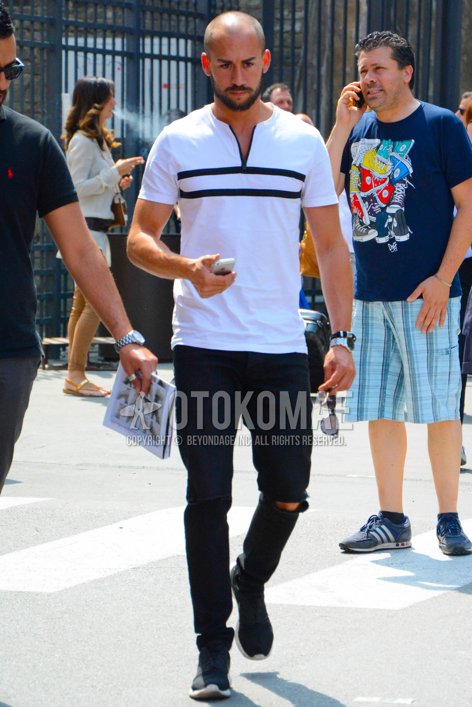 Men's spring summer outfit with plain sunglasses, white plain t-shirt, black plain damaged jeans, black low-cut sneakers.
