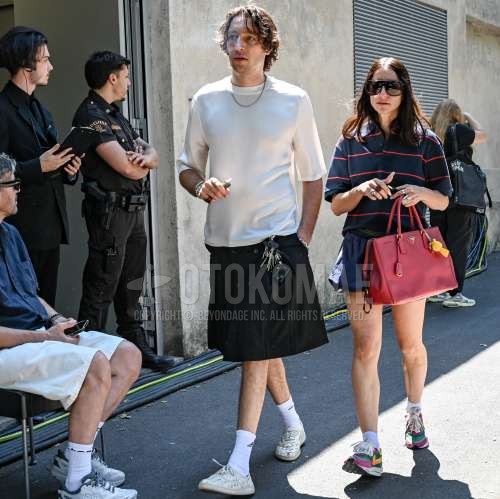 白無地のTシャツ、スカートの黒無地のボトムス、黒無地のプリーツパンツ、アディダスの白無地のソックス、白ローカットのスニーカーを合わせた春夏のメンズコーデ・着こなし。