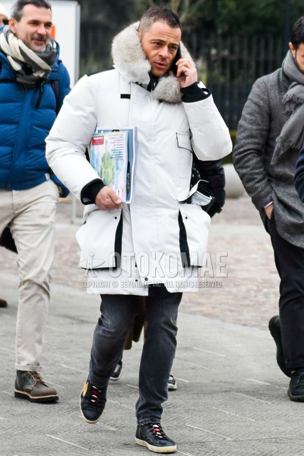 Men's winter outfit with white plain down jacket, gray plain denim/jeans, black low-cut sneakers.