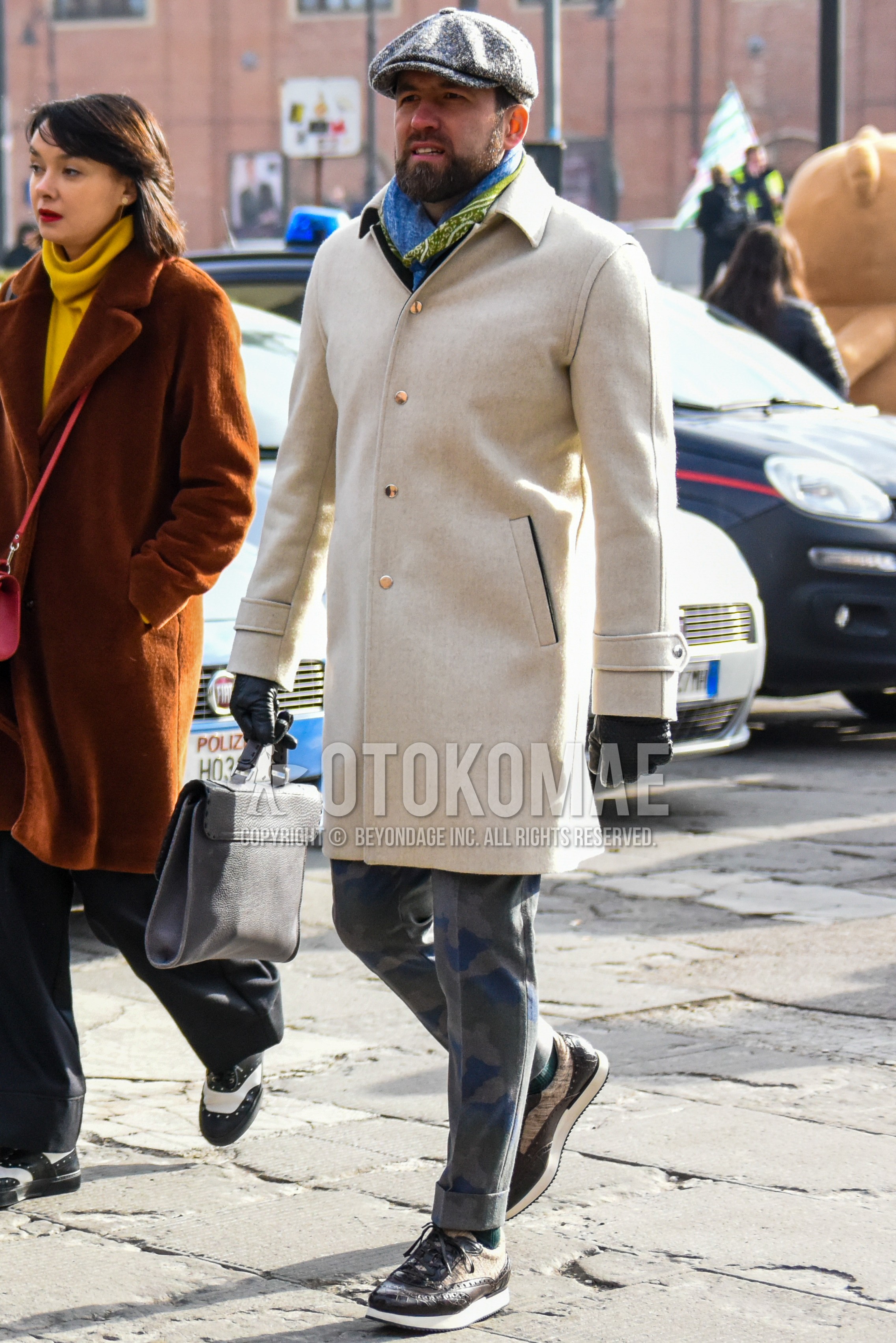 Men's winter outfit with gray plain cap, green blue scarf scarf, white plain stenkarrer coat, gray plain slacks, green plain socks, brown low-cut sneakers, gray plain briefcase/handbag.
