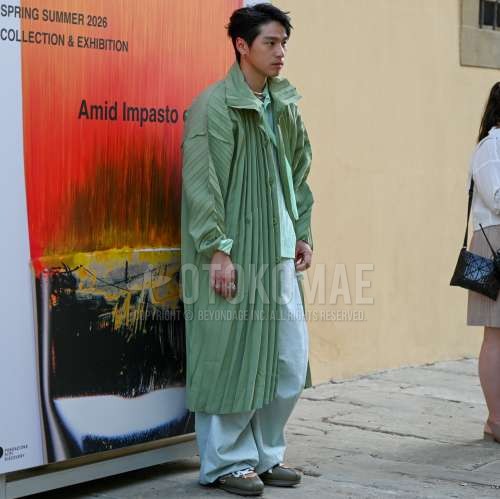 グリーン無地のアウター、グリーン無地のシャツ、水色無地のワイドパンツ、水色無地のチノパン、グリーンローカットのスニーカーを合わせた夏春のメンズコーデ・着こなし。