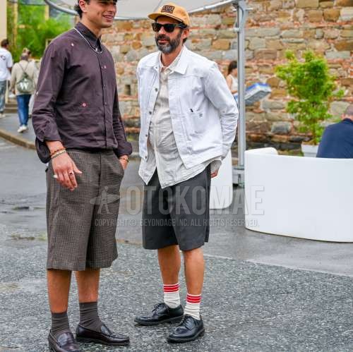 イエローワンポイントのベースボールキャップ、レイバン　ウェイファーラー　ウェリントンの黒無地のサングラス、白無地のデニムジャケット、白トップス/インナーのシャツ、グレーチェックのショートパンツ、グレーチェックのスラックス、白ソックスのソックス、黒プレーントゥの革靴を合わせた春夏のメンズコーデ・着こなし。