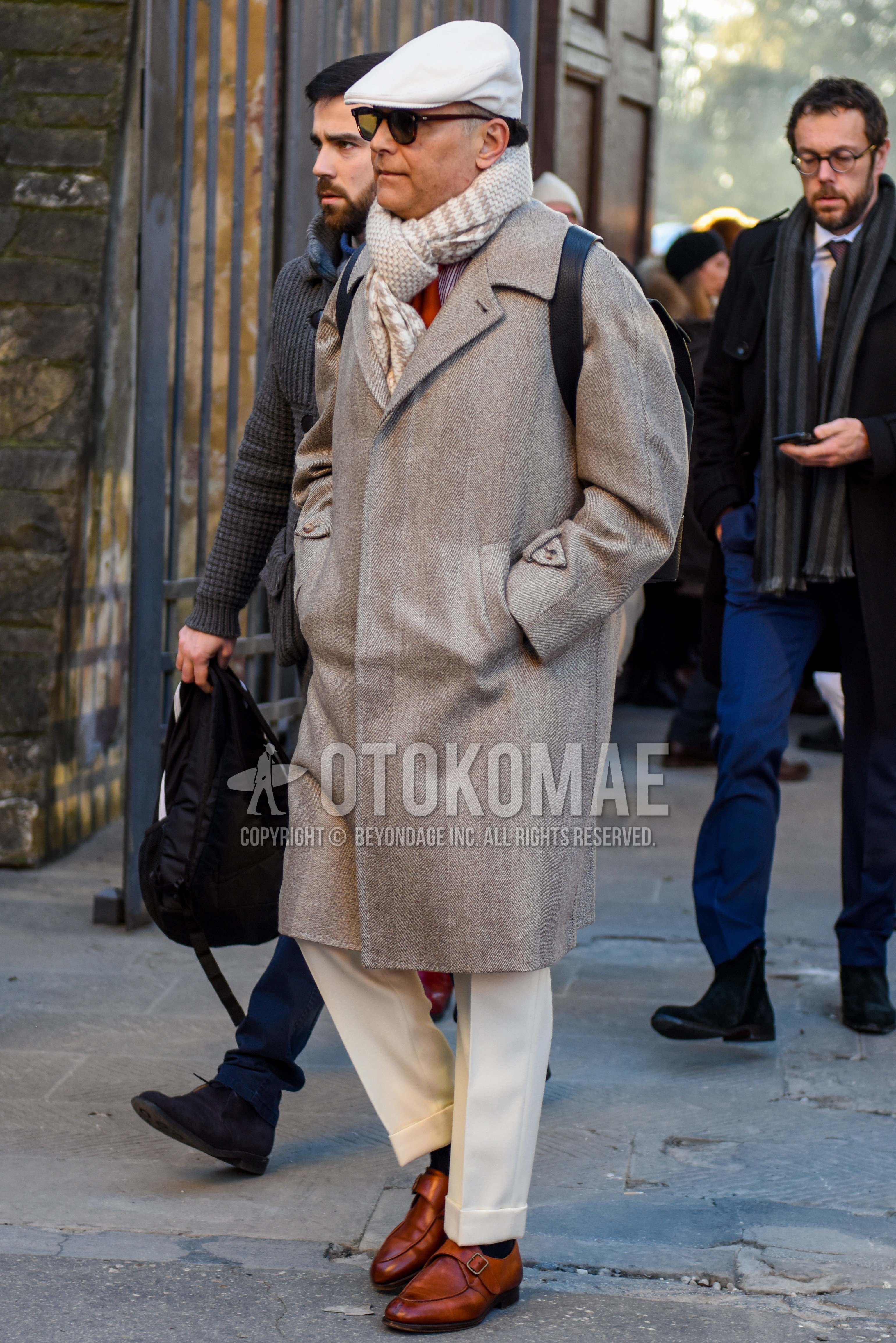 Men's winter outfit with white plain hunting cap, black plain sunglasses, beige scarf scarf, beige plain stenkarrer coat, white plain slacks, brown monk shoes leather shoes.