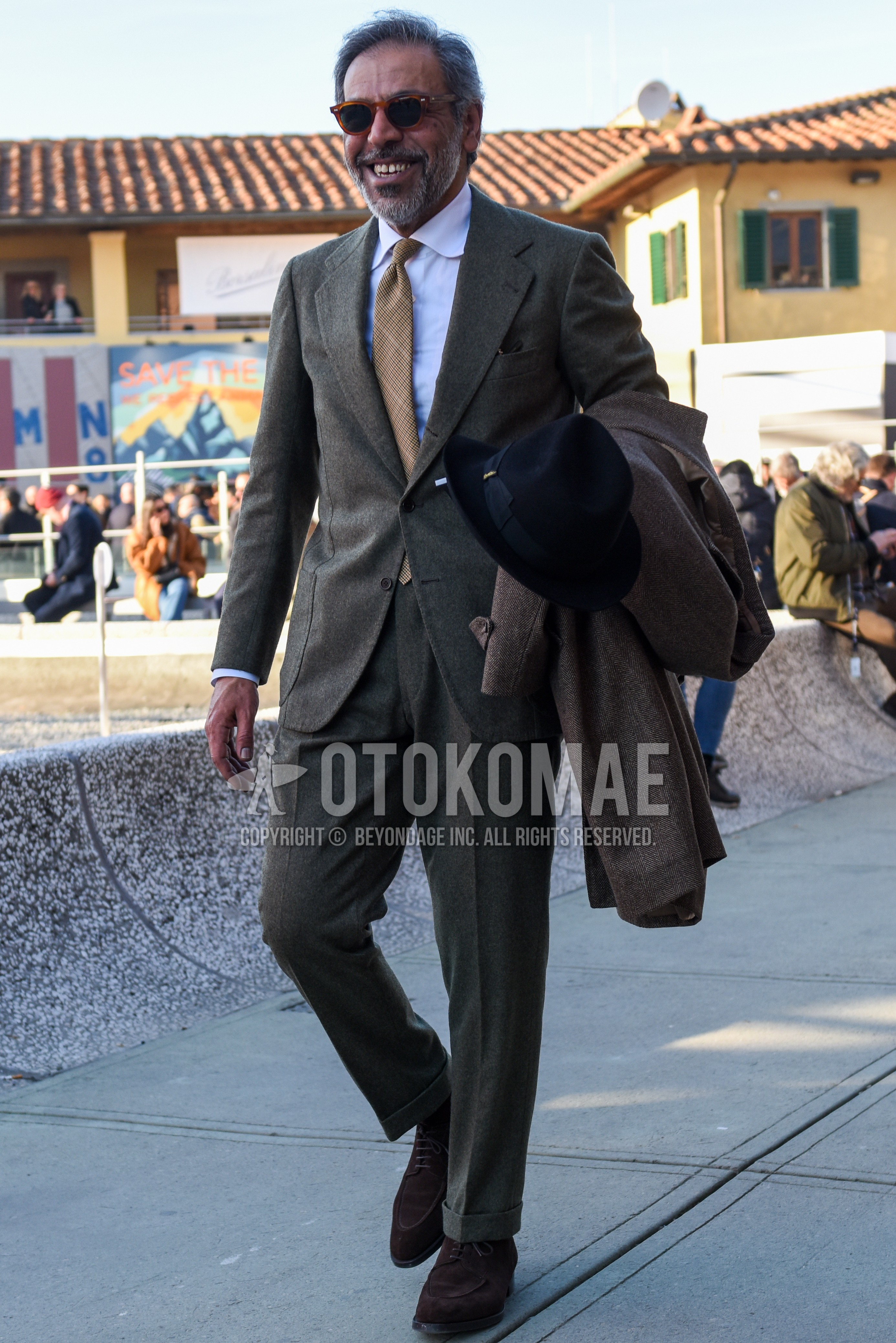 Men's spring autumn outfit with brown plain sunglasses, white plain shirt, brown u-tip shoes leather shoes, gray plain suit, beige necktie necktie.