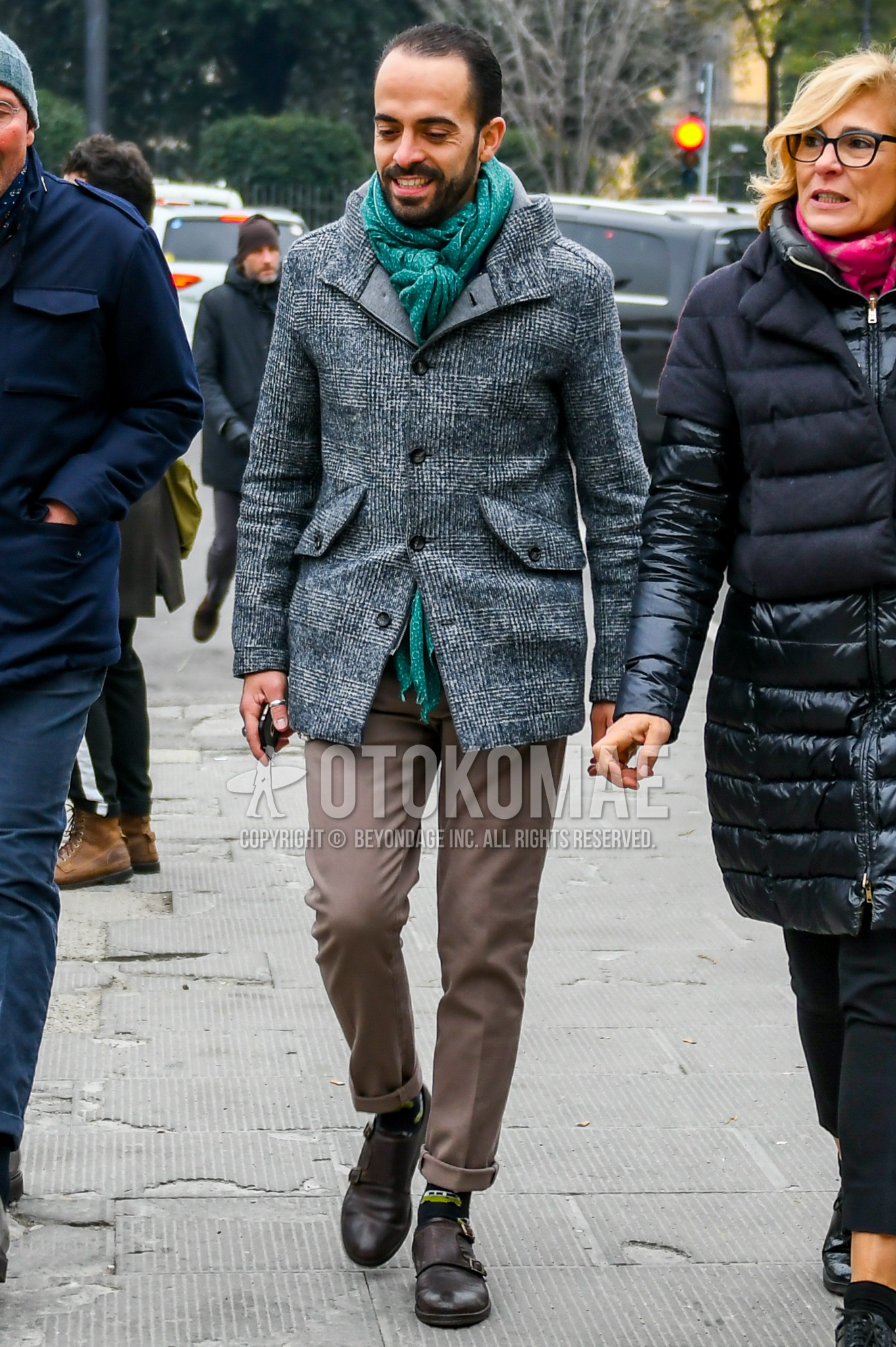 Men's autumn winter outfit with green scarf scarf, gray check hooded coat, beige plain chinos, navy socks socks, brown monk shoes leather shoes.