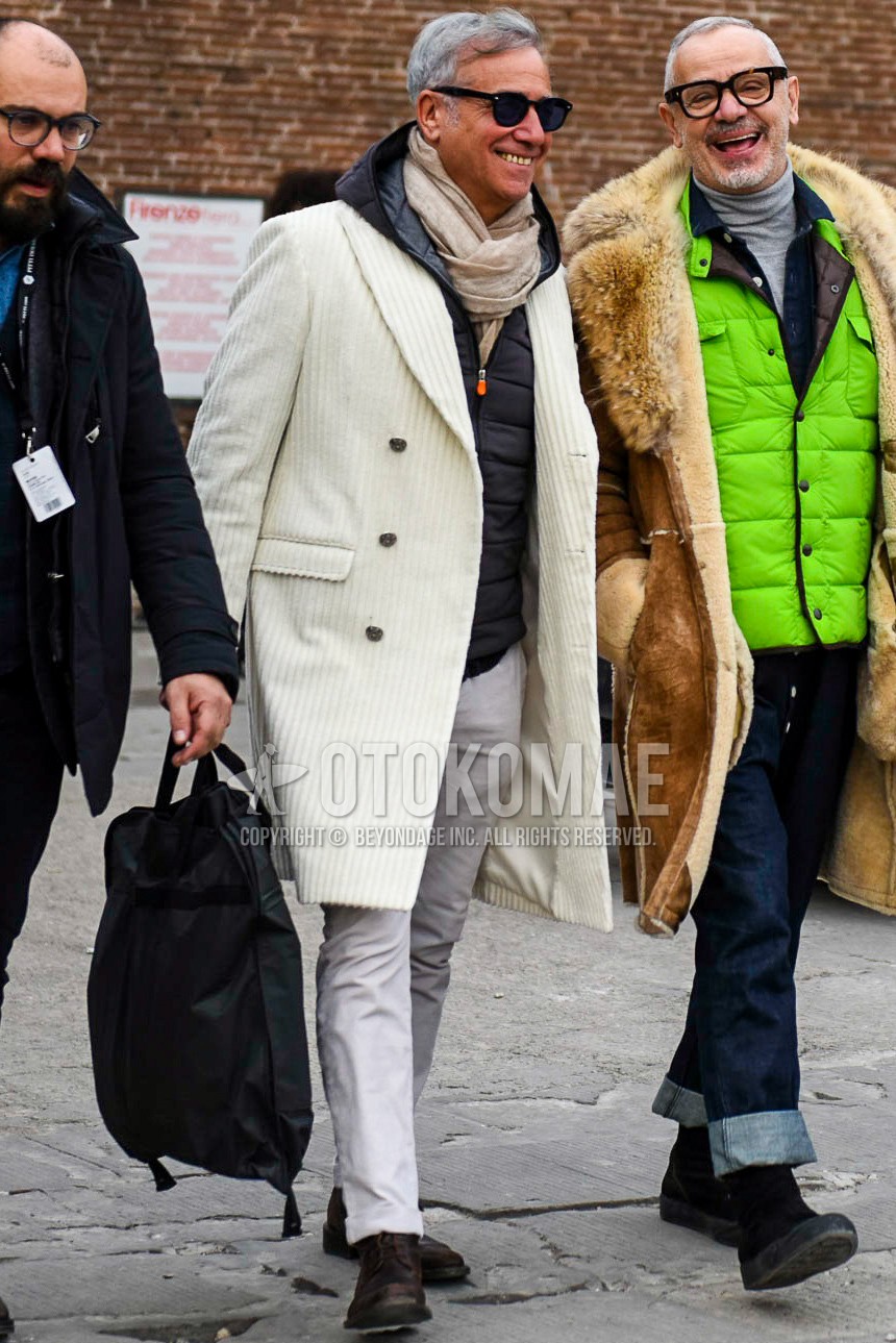 Men's winter outfit with plain sunglasses, brown plain scarf, white plain chester coat, black plain inner down, gray plain cotton pants, brown plain toe leather shoes.