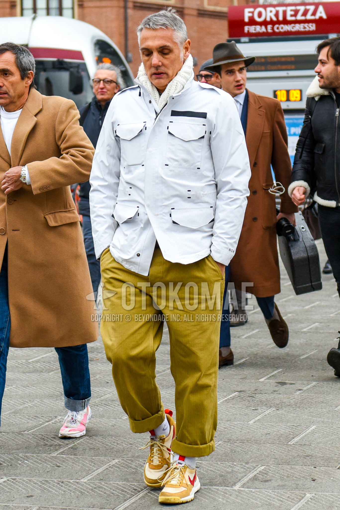 Men's winter outfit with white plain scarf, white plain M-65, yellow plain chinos, yellow plain wide pants, white plain socks, yellow low-cut sneakers.