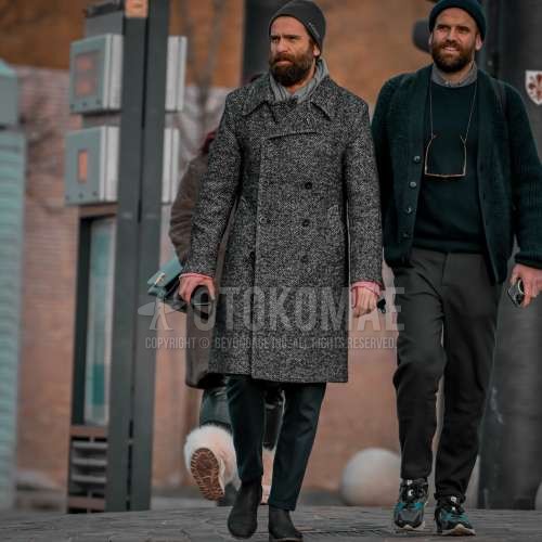 黒無地のニットキャップ、グレー無地のスカーフ、グレー無地のアルスターコート、黒無地のスキニーパンツ、黒サイドゴアのブーツを合わせた冬のメンズコーデ・着こなし。