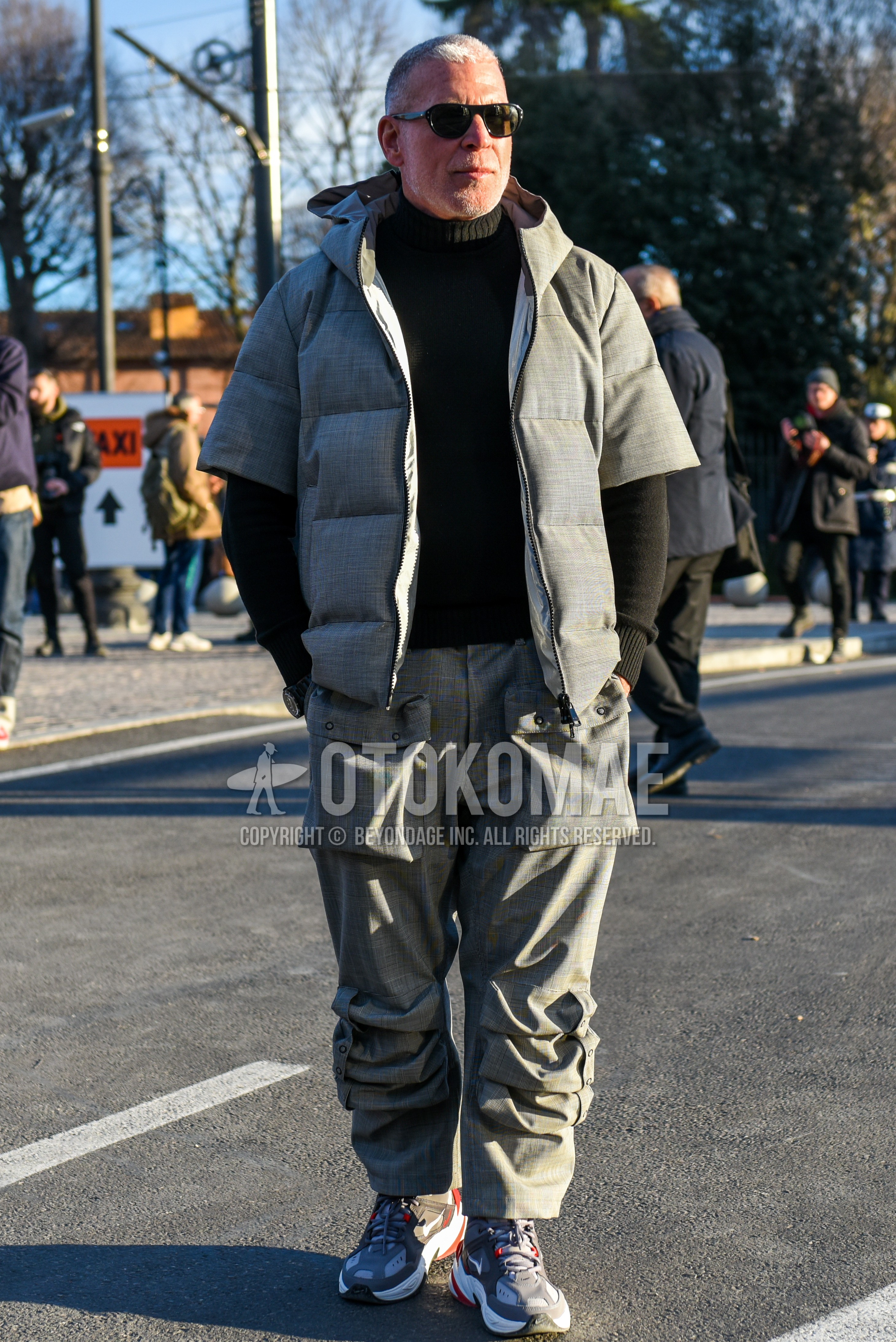 Men's winter outfit with black plain sunglasses, gray plain down jacket, black plain turtleneck knit, gray plain cargo pants, gray low-cut sneakers.