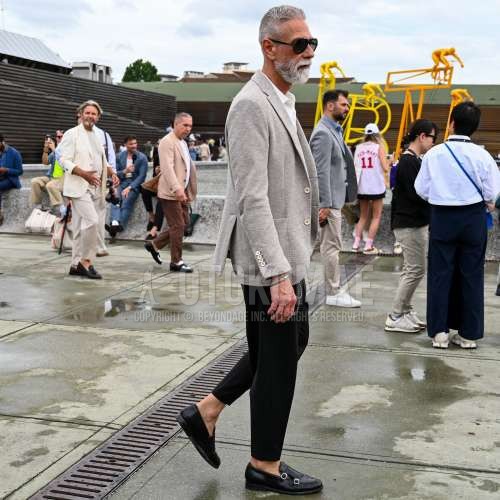 トムフォード　ティアドロップの黒無地のサングラス、グレーアウターのテーラードジャケット、白無地のシャツ、黒無地のスラックス、黒無地のアンクルパンツ、黒モンクシューズの革靴を合わせた春夏のメンズコーデ・着こなし。