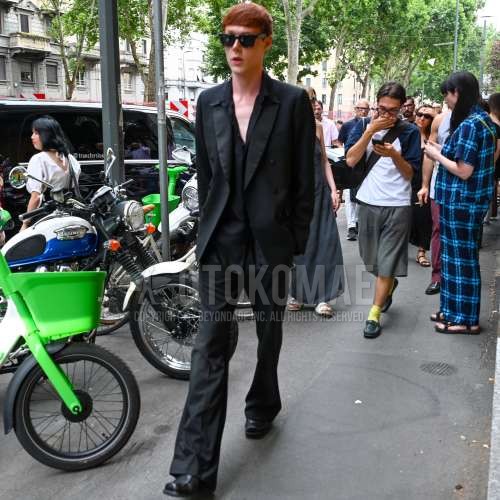 ウェリントンの黒無地のサングラス、黒無地のシャツ、黒のブーツ、黒無地のスーツを合わせた春夏のメンズコーデ・着こなし。