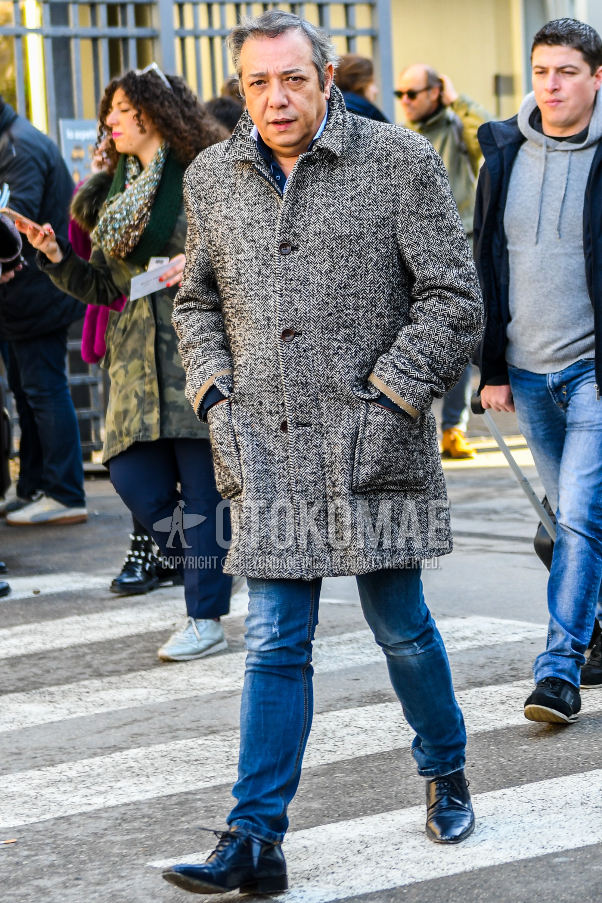 Men's autumn winter outfit with gray herringbone stenkarrer coat, blue plain denim/jeans, black plain toe leather shoes.