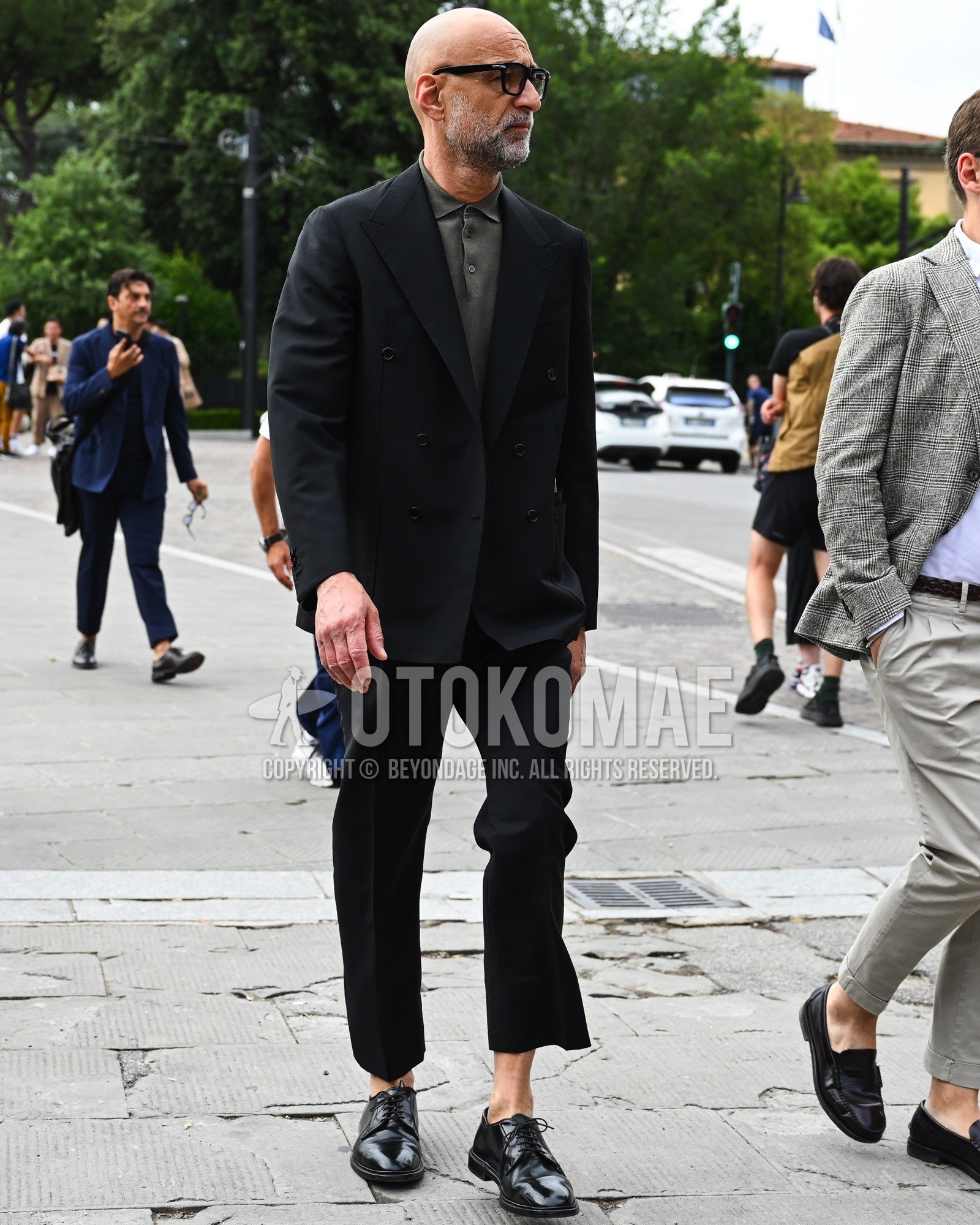 Men's spring summer autumn outfit with clear plain sunglasses, gray plain shirt, black plain toe leather shoes, black plain suit.