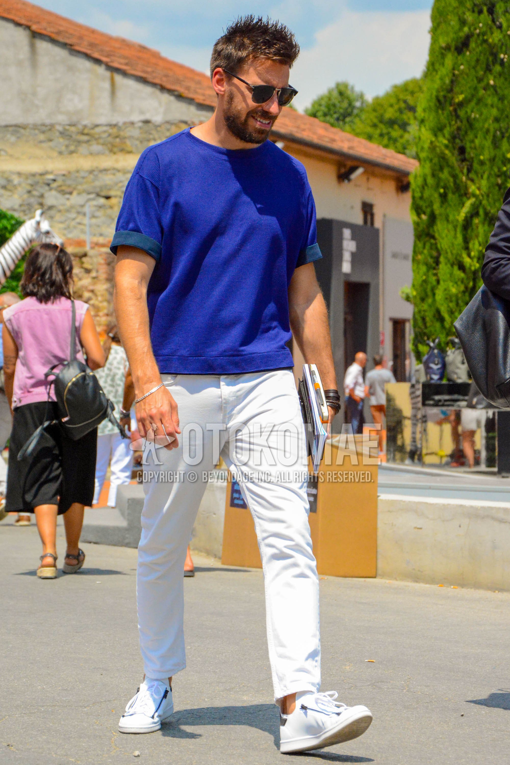 Men's spring summer outfit with black plain sunglasses, blue plain t-shirt, white plain denim/jeans, white low-cut sneakers.