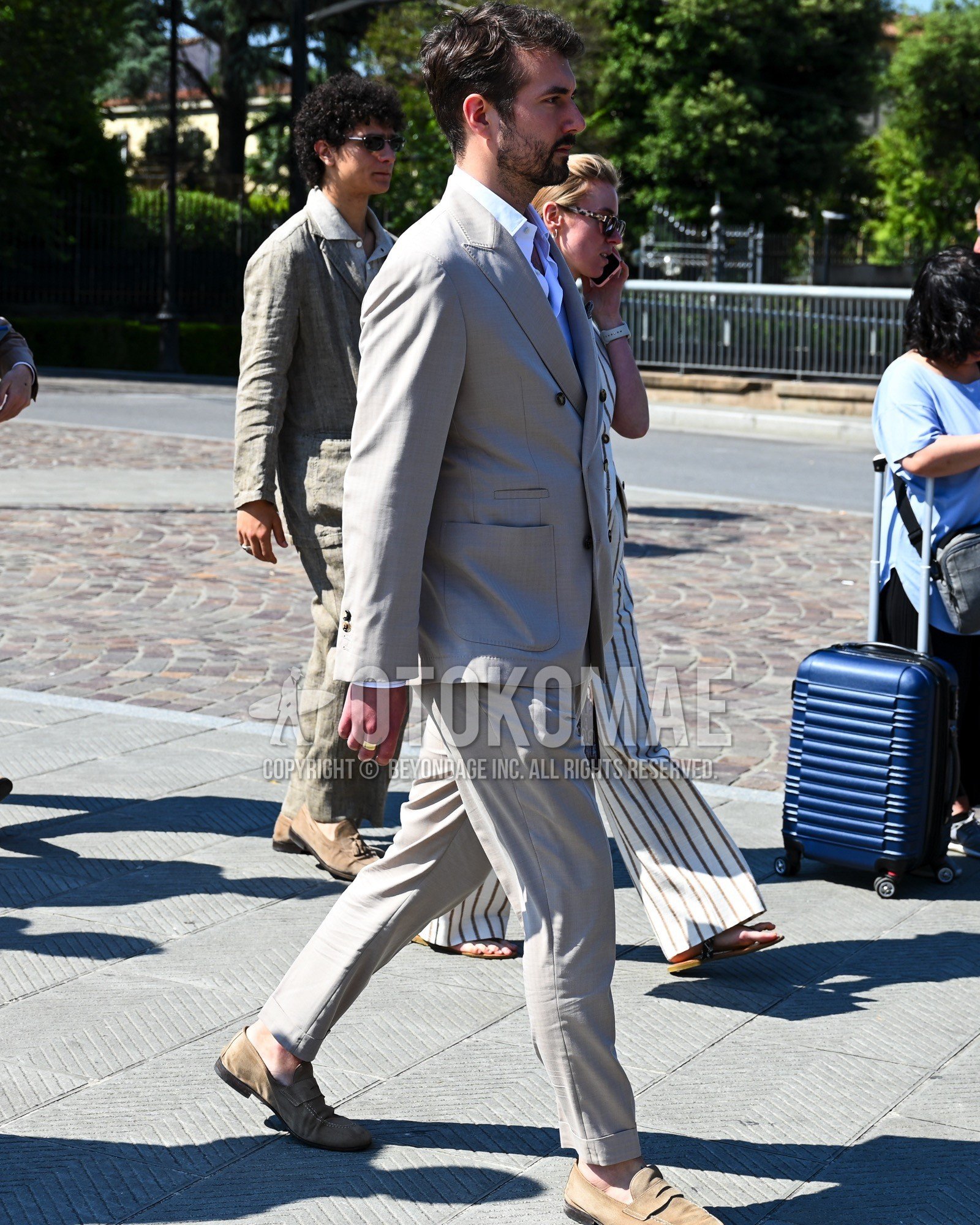 Men's spring summer autumn outfit with white plain shirt, beige coin loafers leather shoes, beige suede shoes leather shoes, beige plain suit.
