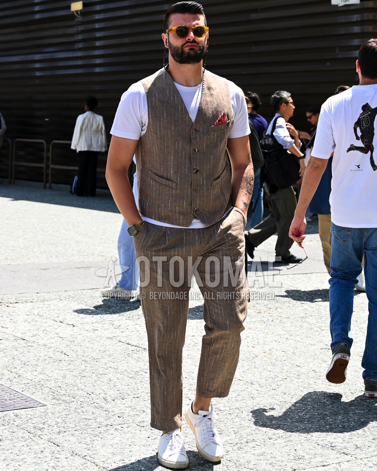 Men's spring summer outfit with black plain sunglasses, white plain t-shirt, white low-cut sneakers, brown stripes three-piece suit.
