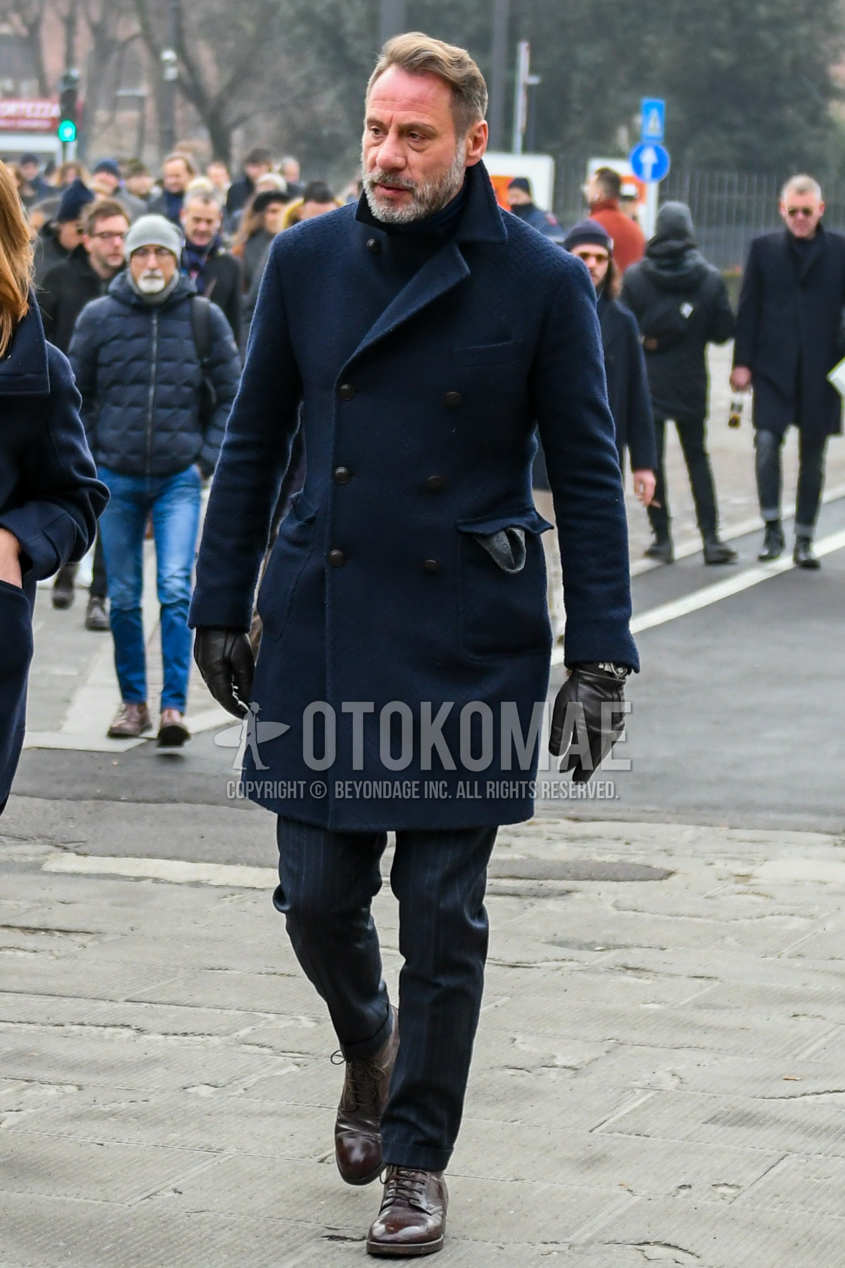 Men's winter outfit with navy plain chester coat, dark gray stripes slacks, brown straight-tip shoes leather shoes.