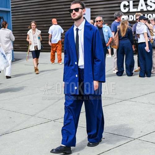 レイバン　ウェイファーラー　ウェリントンの黒無地のサングラス、白無地のシャツ、ブルー無地のイージーパンツ、白無地のソックス、ブルーの革靴、ブルー無地のスーツ、ブルー無地のカジュアルセットアップ、黒無地のネクタイを合わせた夏春のメンズコーデ・着こなし。