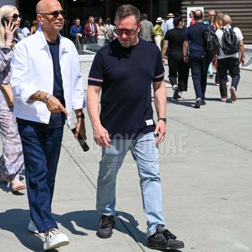 トムフォードの黒無地のサングラス、ネイビートップス/インナーのTシャツ、ブルー無地のデニム/ジーンズ、ルイ・ヴィトンの黒ローカットのスニーカーを合わせた春夏のメンズコーデ・着こなし。