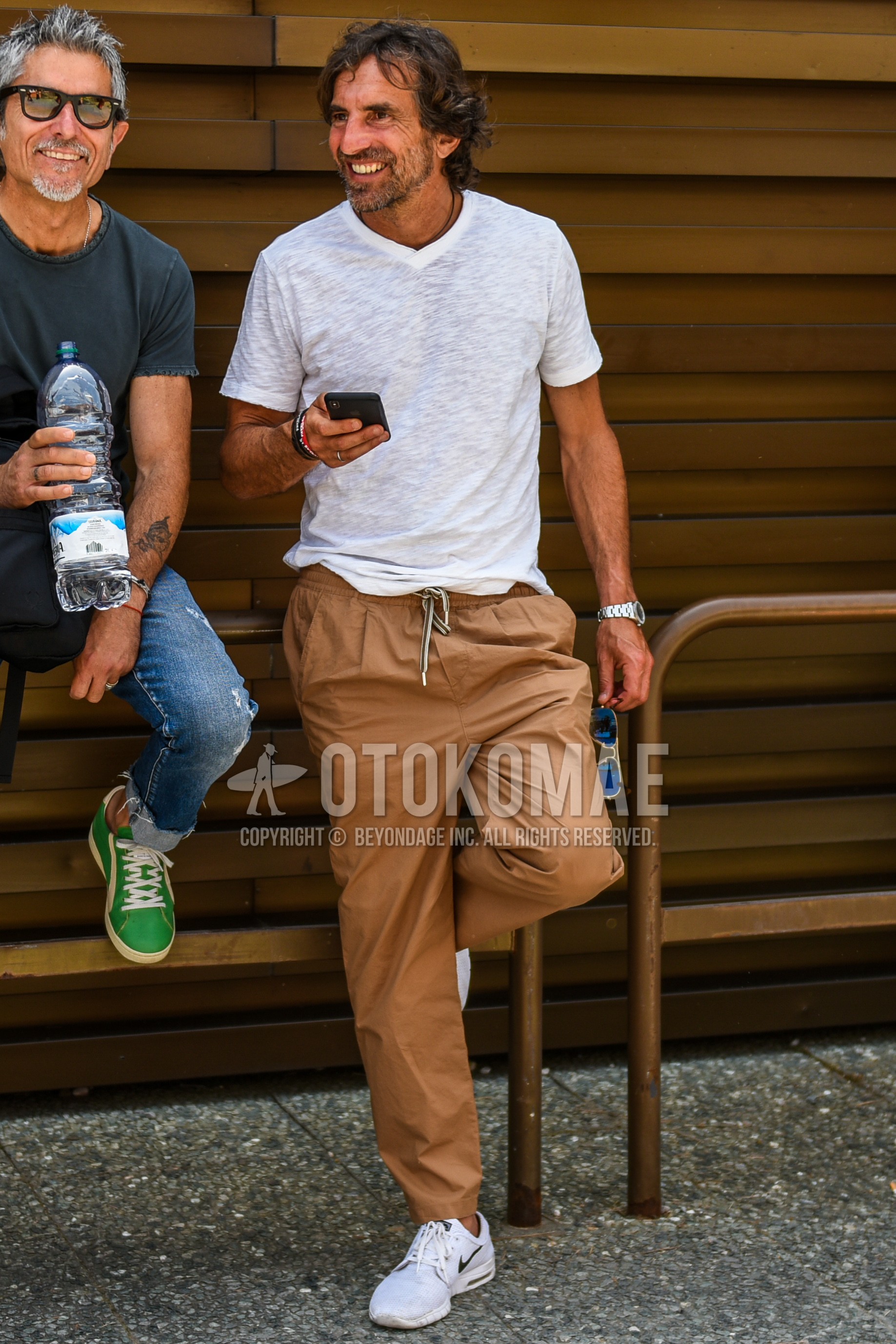 Men's summer outfit with white plain t-shirt, brown plain easy pants, white low-cut sneakers.