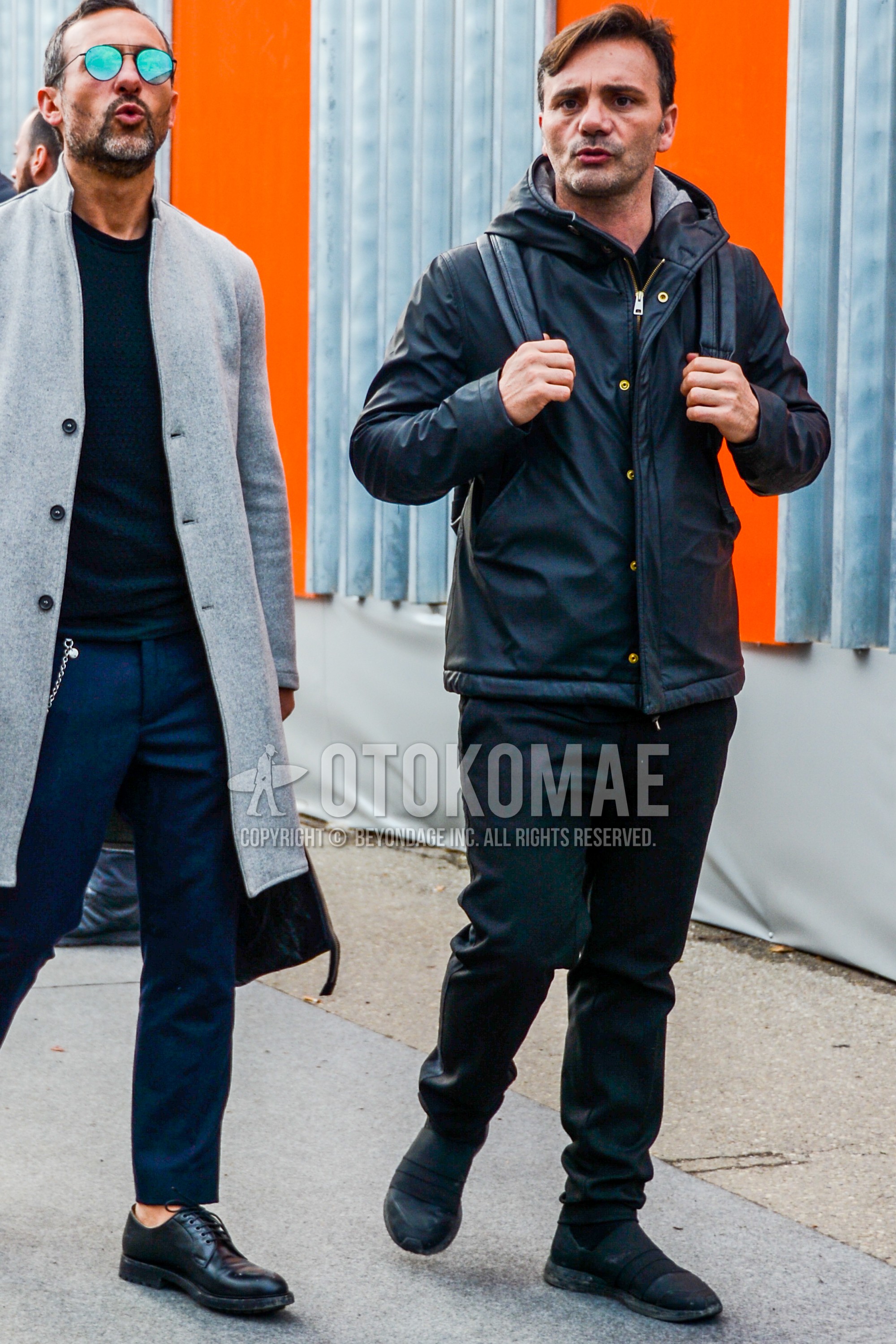 Men's spring autumn outfit with black plain hooded coat, black plain cotton pants, black low-cut sneakers.