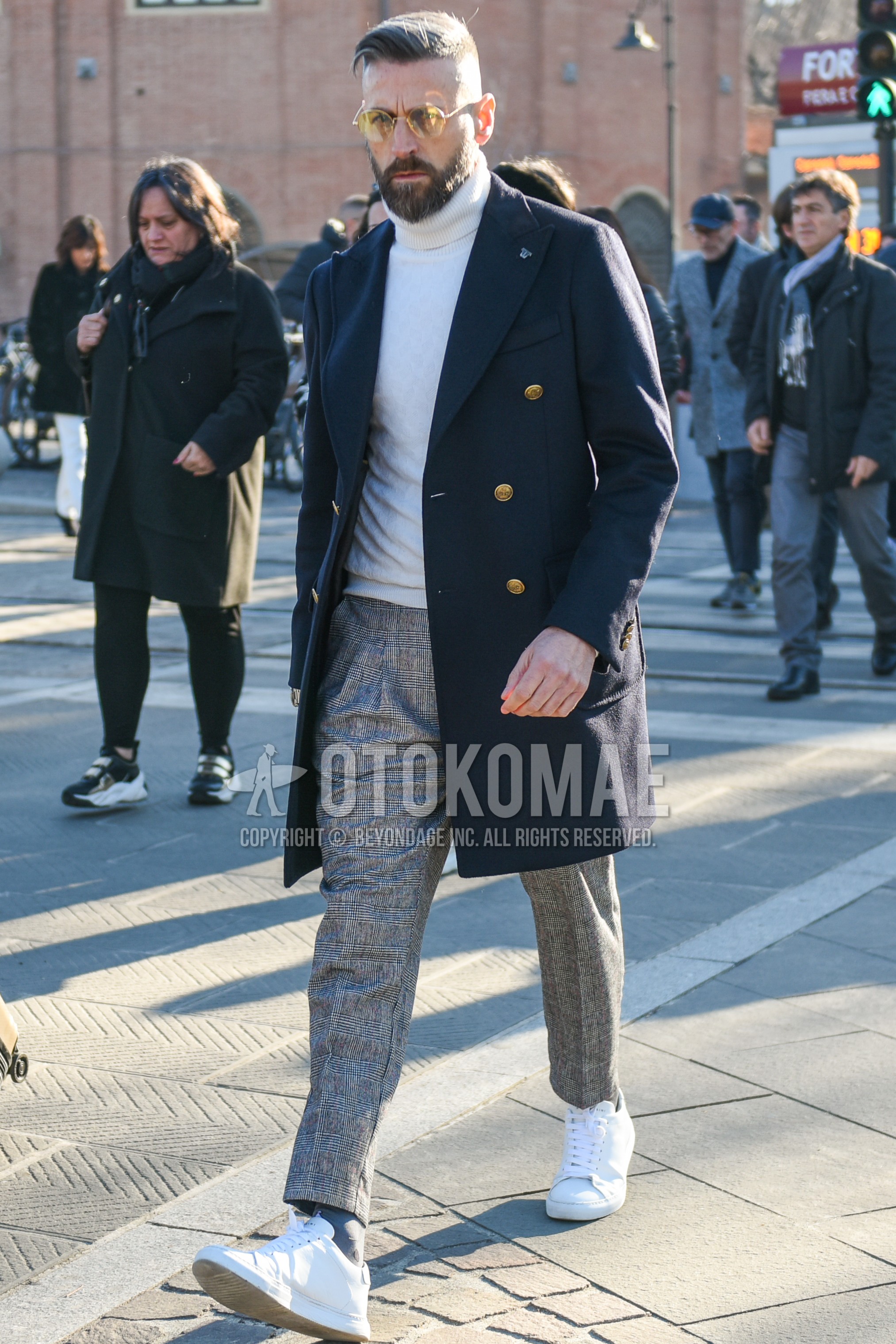 Men's autumn winter outfit with silver plain sunglasses, dark gray plain chester coat, white plain turtleneck knit, gray check slacks, gray check ankle pants, gray plain socks, white low-cut sneakers.