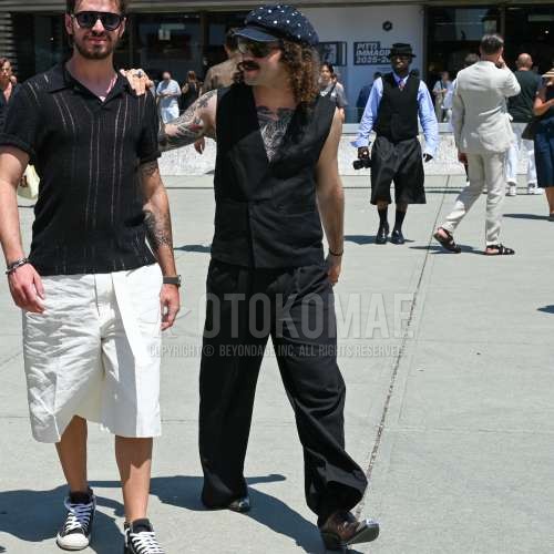 ネイビーキャップのハンチングキャップ / キャスケット、黒無地のサングラス、黒無地のカジュアルベスト、黒無地のスラックス、黒無地のソックス、ブラウンの革靴を合わせた夏のメンズコーデ・着こなし。