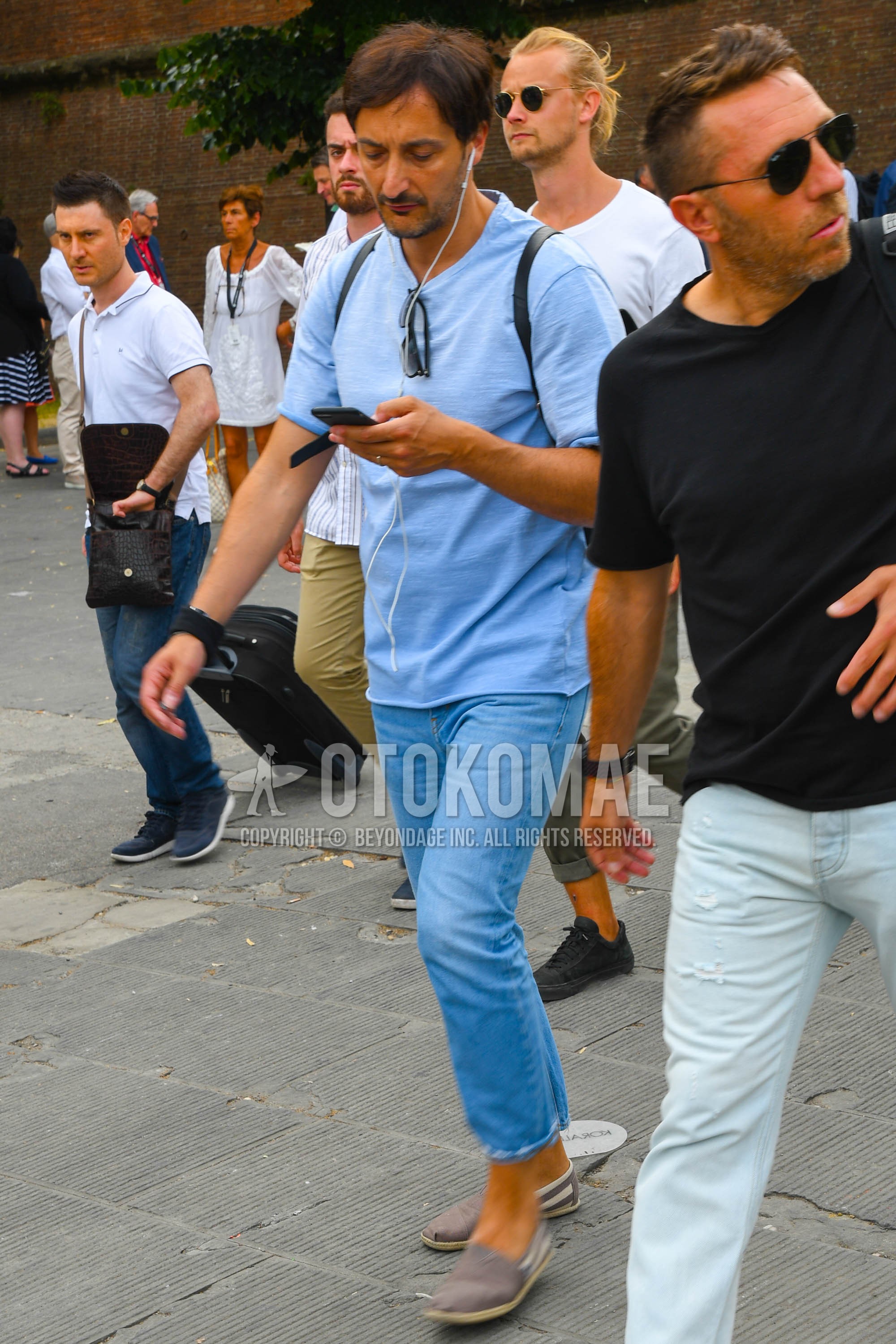 Men's summer outfit with light blue plain t-shirt, light blue plain denim/jeans, gray plain espadrille.