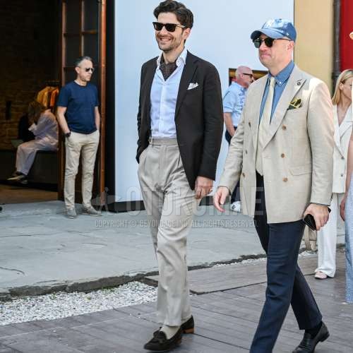 黒無地のサングラス、ブラウンストールのバンダナ/ネッカチーフ、ブラウン無地のテーラードジャケット、白無地のシャツ、グレー無地のスラックス、グレー無地のベルトレスパンツ、グレー無地のソックス、ブラウンタッセルローファーの革靴、ブラウンスエードシューズの革靴を合わせた夏春のメンズコーデ・着こなし。