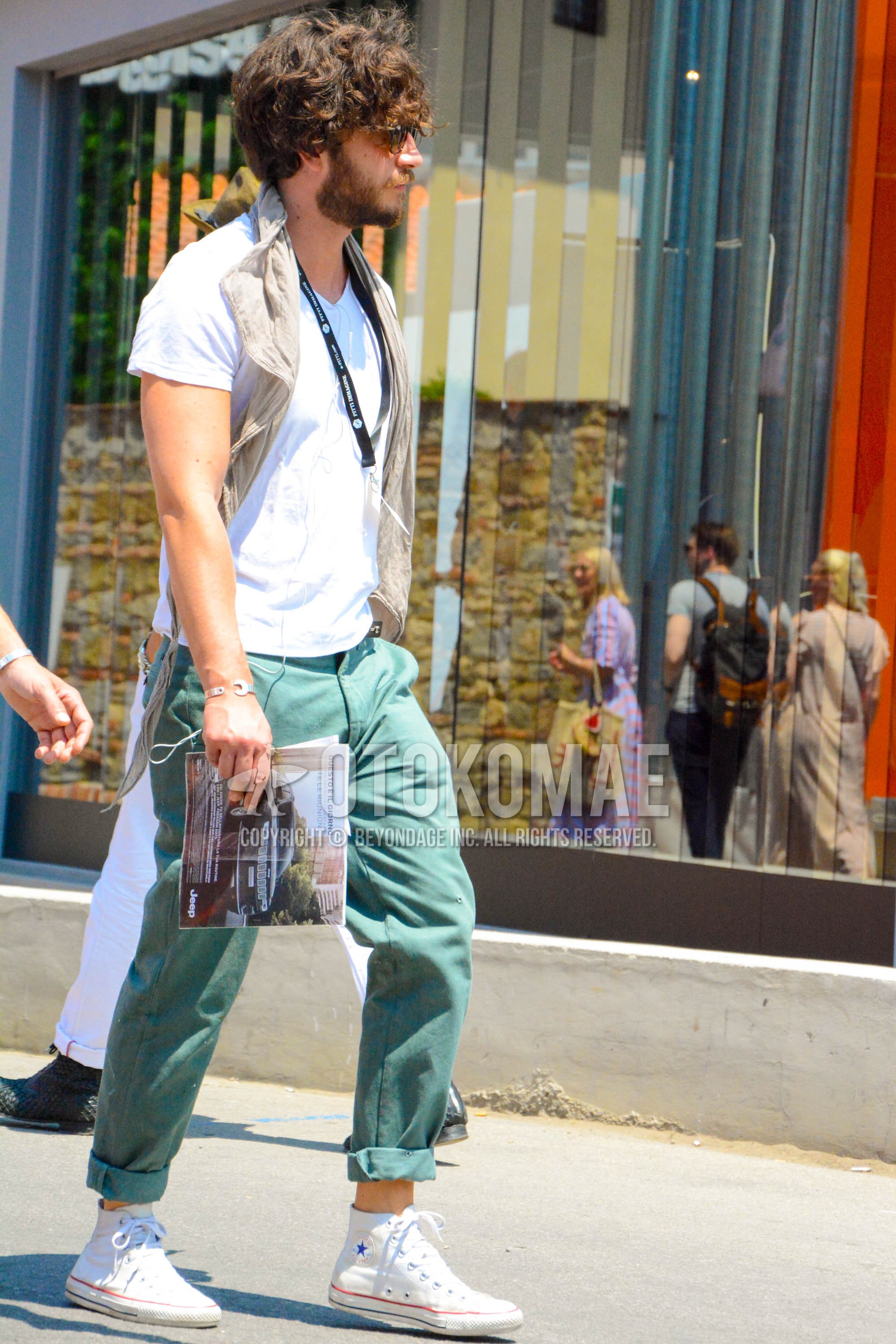 Men's summer outfit with plain sunglasses, white plain t-shirt, green plain cotton pants, white high-cut sneakers.