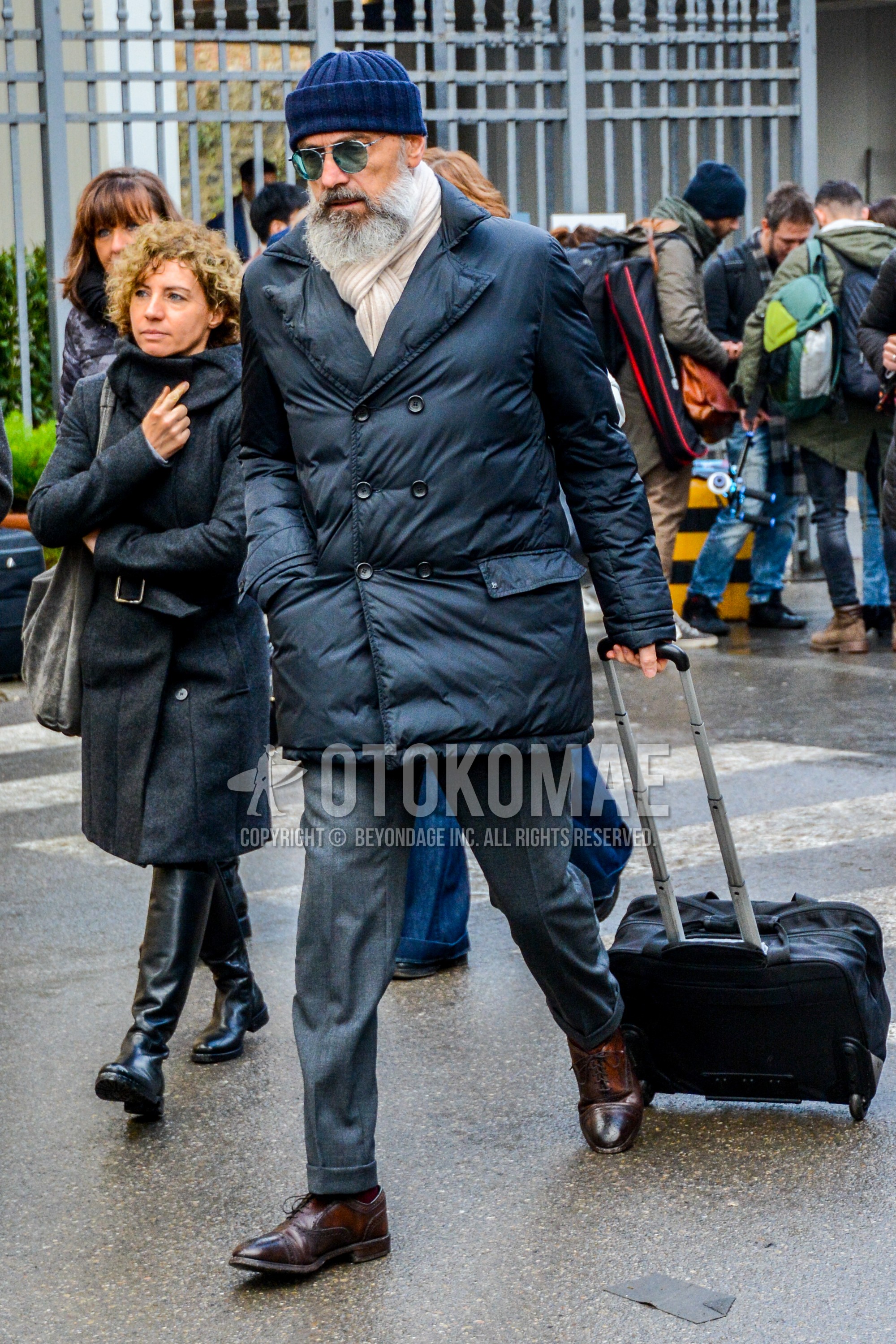 Men's autumn winter outfit with plain knit cap, plain sunglasses, white plain scarf, black plain down jacket, plain p coat, gray plain slacks, brown straight-tip shoes leather shoes.