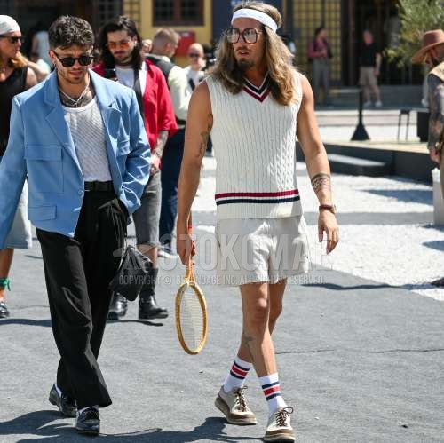 白無地のキャップ、無地のメガネ、ニットの白トップス/インナーのカジュアルベスト、白無地のショートパンツ、白ソックスのソックス、ベージュローカットのスニーカーを合わせた夏のメンズコーデ・着こなし。