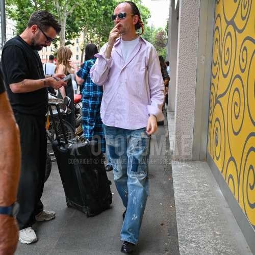 ゴールド無地のサングラス、白無地のTシャツ、パープルストライプのシャツ、ブルー無地のダメージジーンズ、黒のブーツを合わせた夏春のメンズコーデ・着こなし。