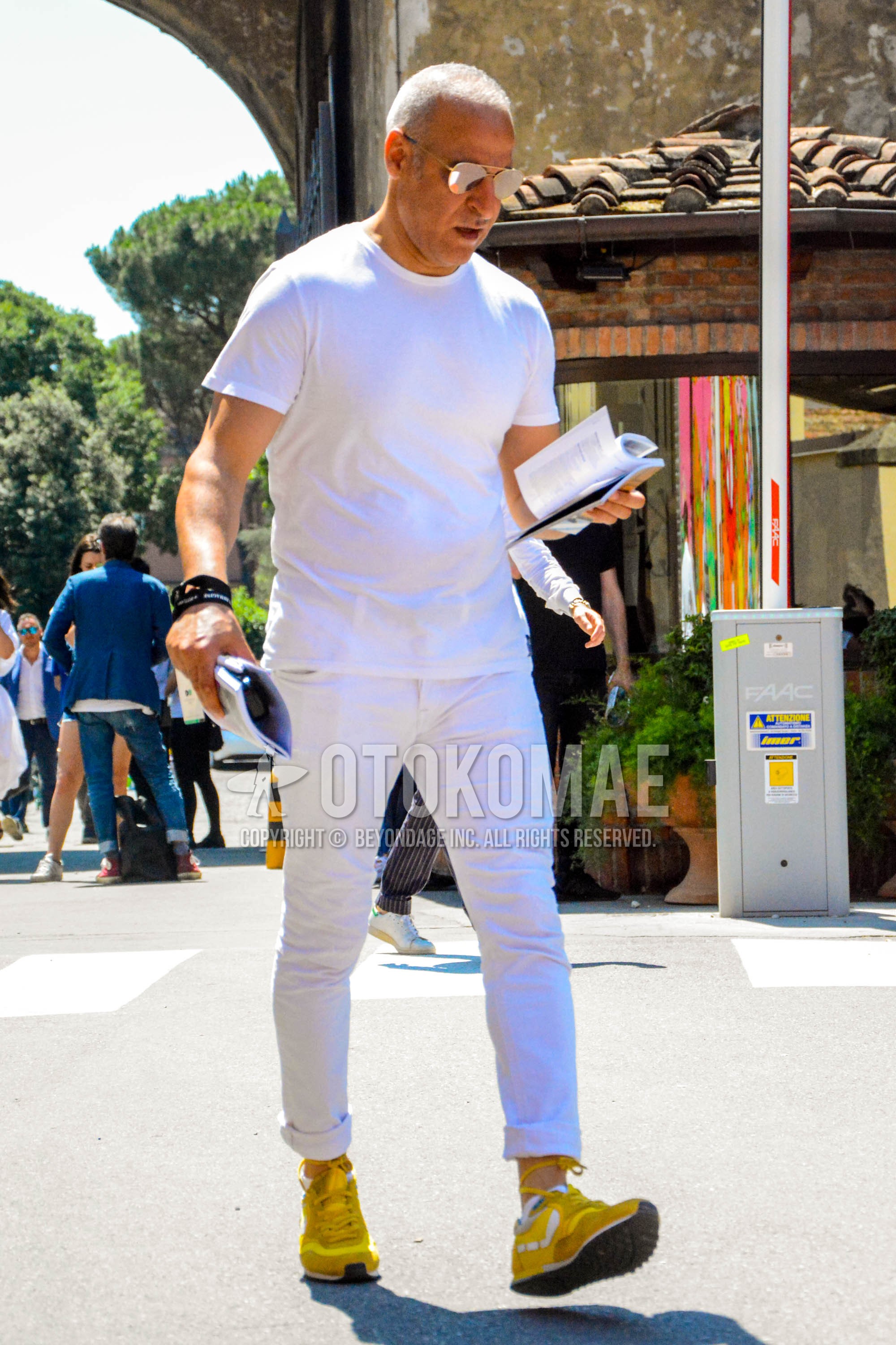 Men's summer outfit with plain sunglasses, white plain t-shirt, white plain denim/jeans, yellow low-cut sneakers.