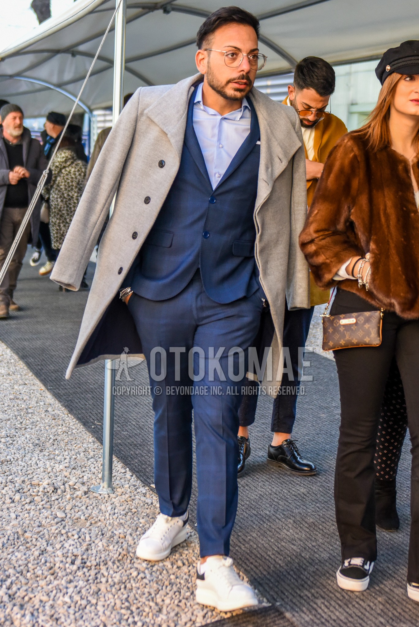 Men's autumn winter outfit with silver plain glasses, gray plain stand collar coat, white plain shirt, white low-cut sneakers, gray check suit.