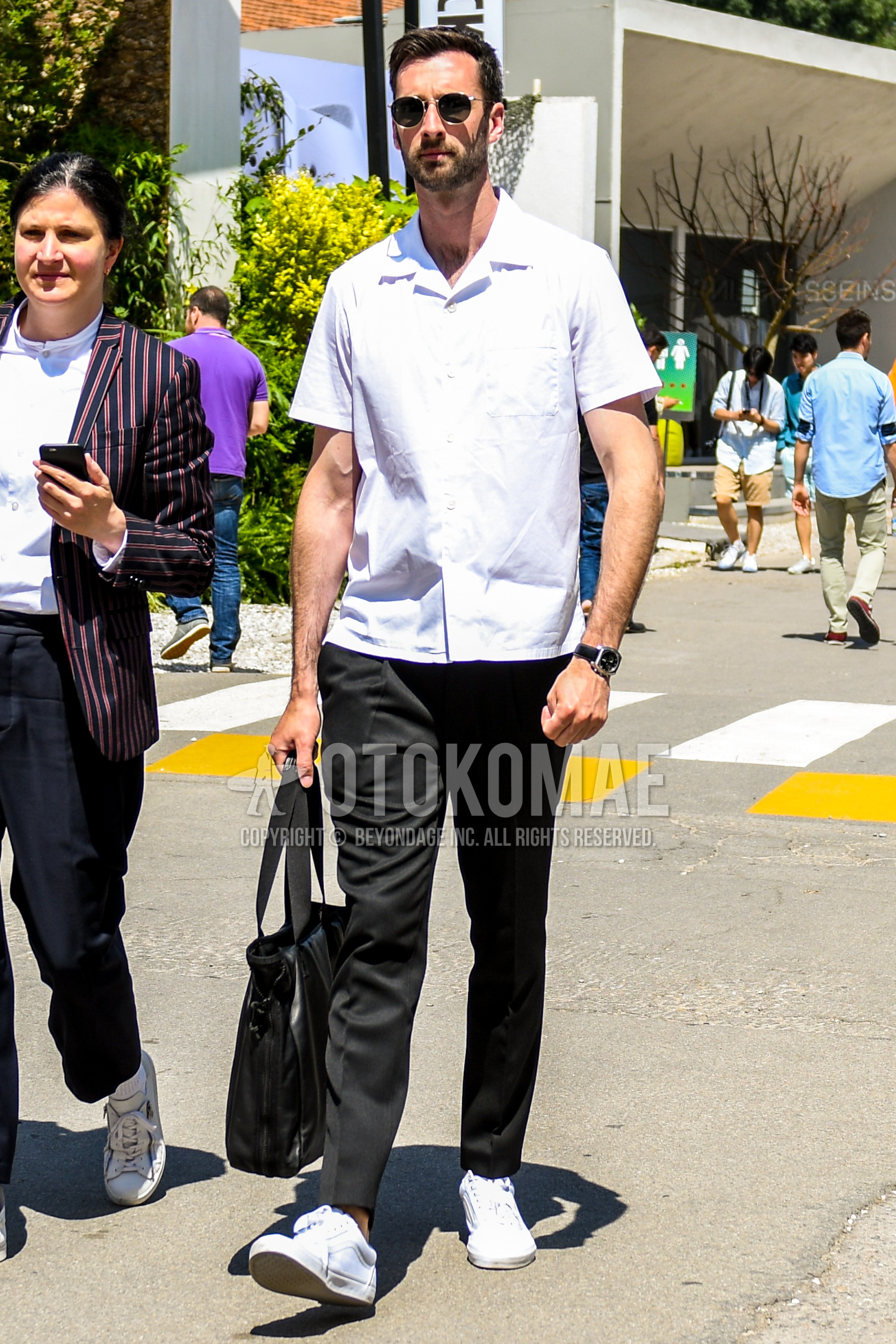 Men's summer outfit with plain sunglasses, white plain shirt, black plain ankle pants, white low-cut sneakers, black plain tote bag.