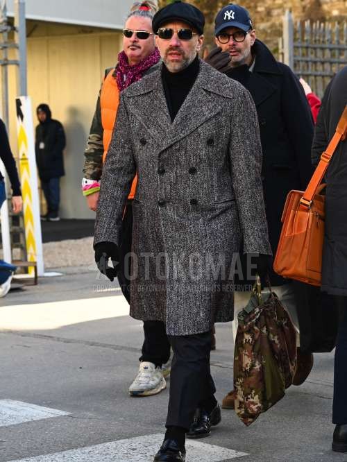 黒無地のハンチングキャップ、ゴールド無地のサングラス、グレー無地のアルスターコート、黒無地のタートルネックニット、黒無地のスラックス、黒無地のソックス、黒タッセルローファーの革靴を合わせた冬秋のメンズコーデ・着こなし。