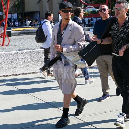 黒無地のハンチングキャップ / キャスケット、黒無地のサングラス、パープル無地のテーラードジャケット、開襟　オープンカラーのブルートップス/インナーのシャツ、パープル無地のショートパンツ、黒無地のソックス、黒モンクシューズの革靴、パープル無地のスーツを合わせた夏春のメンズコーデ・着こなし。