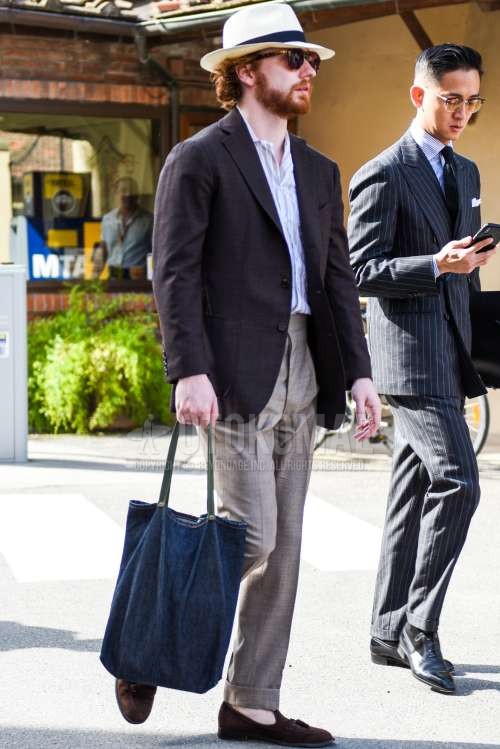 ベージュ無地のハット、ブラウンべっ甲のサングラス、ブラウンチェックのテーラードジャケット、白ストライプのシャツ、グレー無地のベルトレスパンツ、無地のアンクルパンツ、無地のスラックス、スエードのブラウンタッセルローファーの革靴、ブルー無地のブリーフケース/ハンドバッグを合わせた春夏秋のメンズコーデ・着こなし。