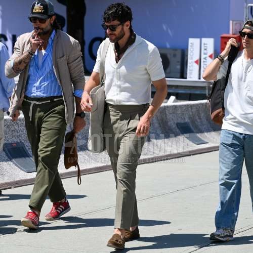 トムフォード　ウェリントンの黒無地のサングラス、ブラウンストールのバンダナ/ネッカチーフ、ニットの白無地のシャツ、グレー無地のスラックス、グレー無地のベルトレスパンツ、ブラウンタッセルローファーの革靴、グレー無地のトートバッグを合わせた夏春のメンズコーデ・着こなし。