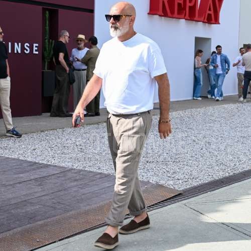 ブラウンべっ甲のサングラス、白無地のTシャツ、グレー無地のスラックス、グレー無地のプリーツパンツ、グレー無地のベルトレスパンツ、ブラウン無地のエスパドリーユを合わせた春夏のメンズコーデ・着こなし。