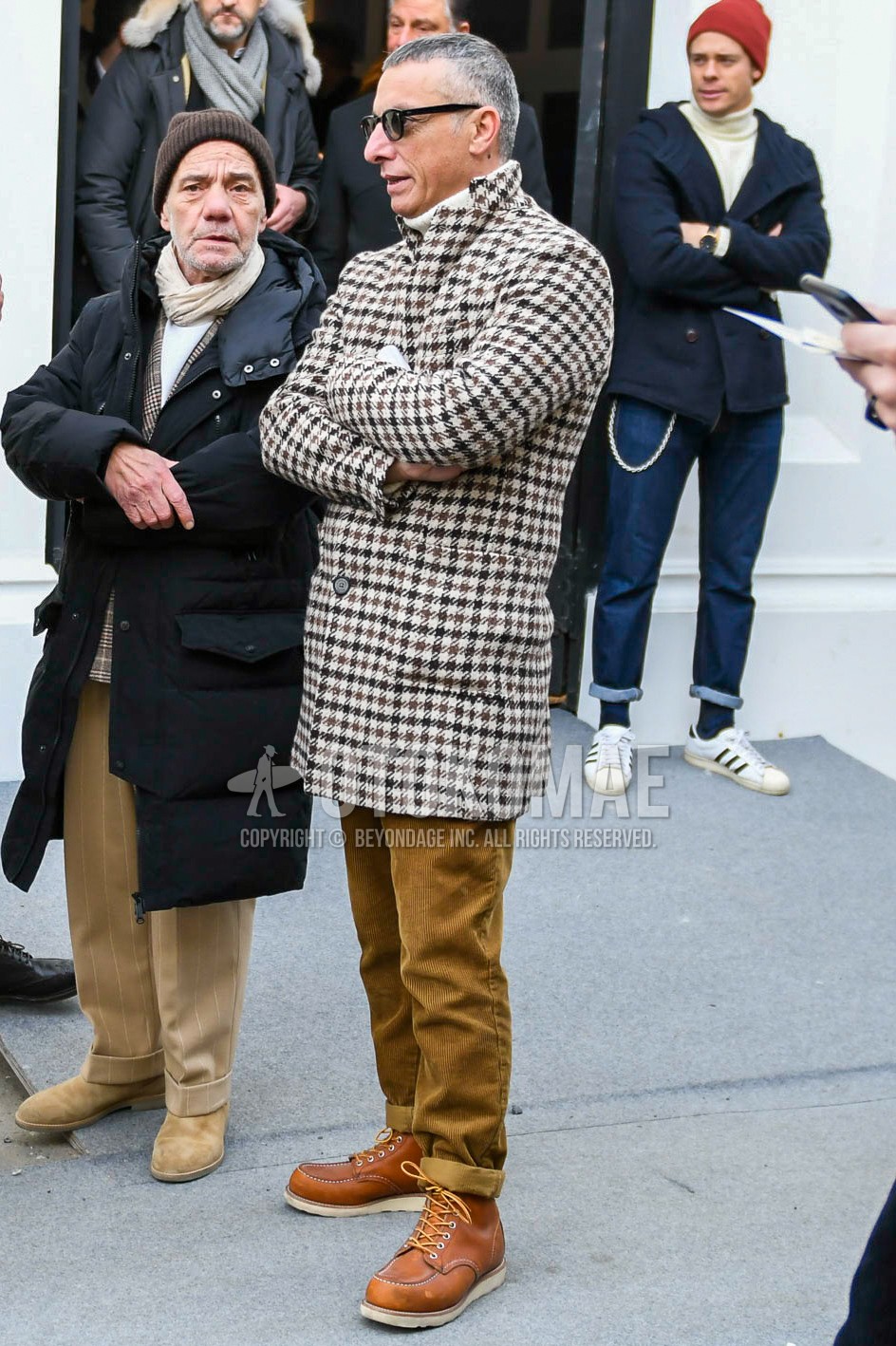 Men's winter outfit with plain sunglasses, multi-color check chester coat, white plain turtleneck knit, beige plain winter pants (corduroy,velour), brown work boots.
