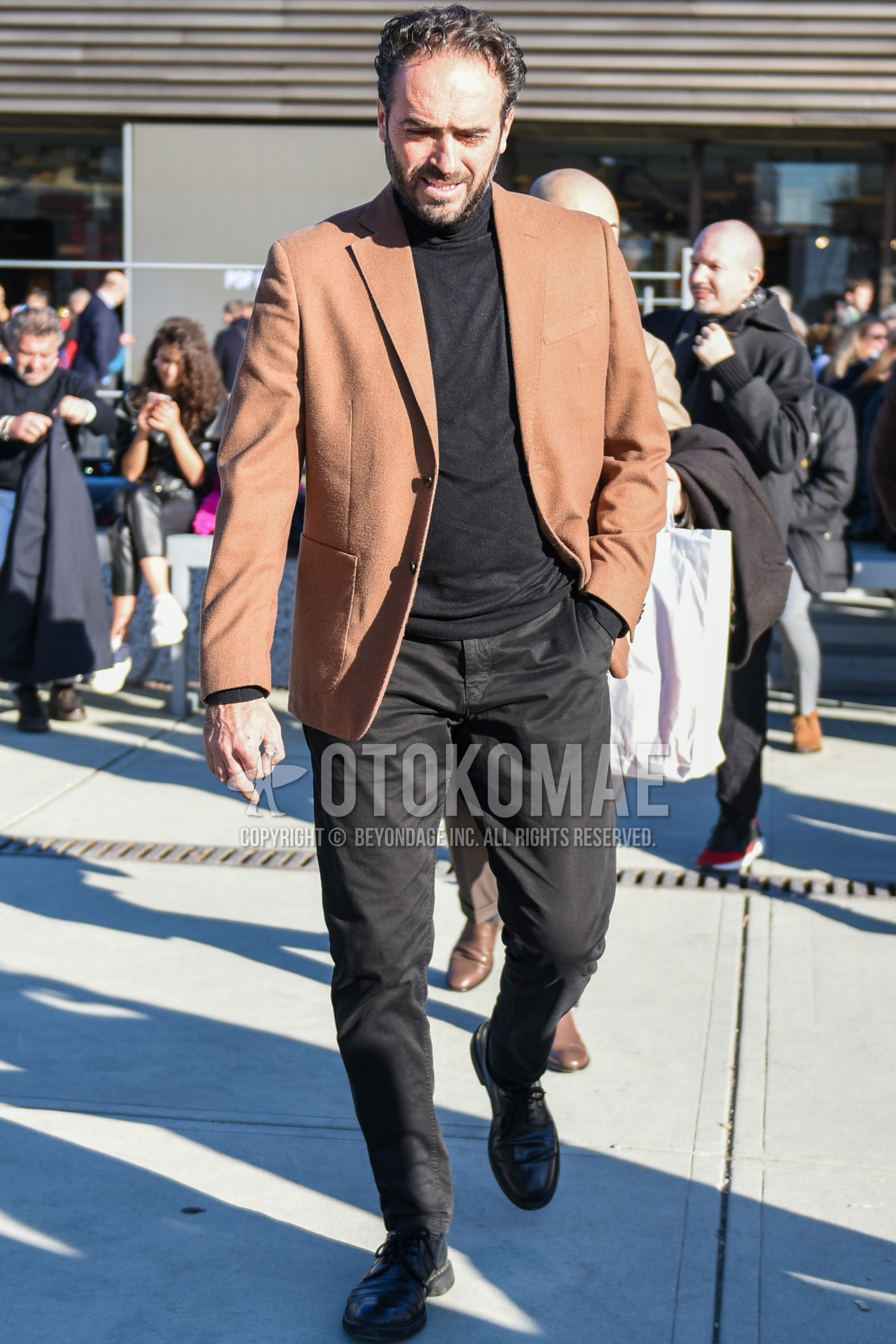 Men's spring autumn outfit with brown plain tailored jacket, black plain turtleneck knit, black plain cotton pants, black plain toe leather shoes.