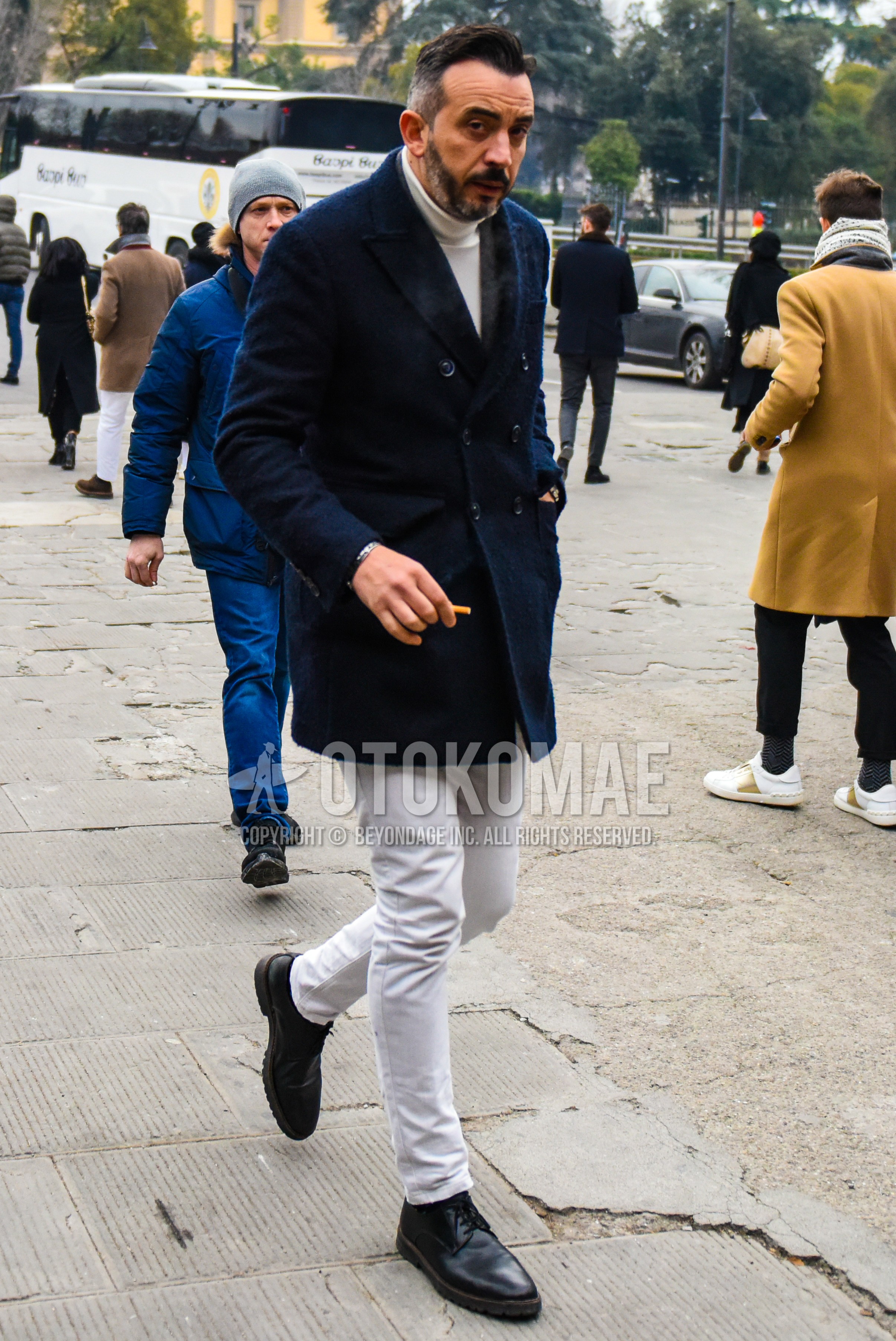 Men's autumn winter outfit with navy plain chester coat, white plain turtleneck knit, white plain denim/jeans, black plain toe leather shoes.