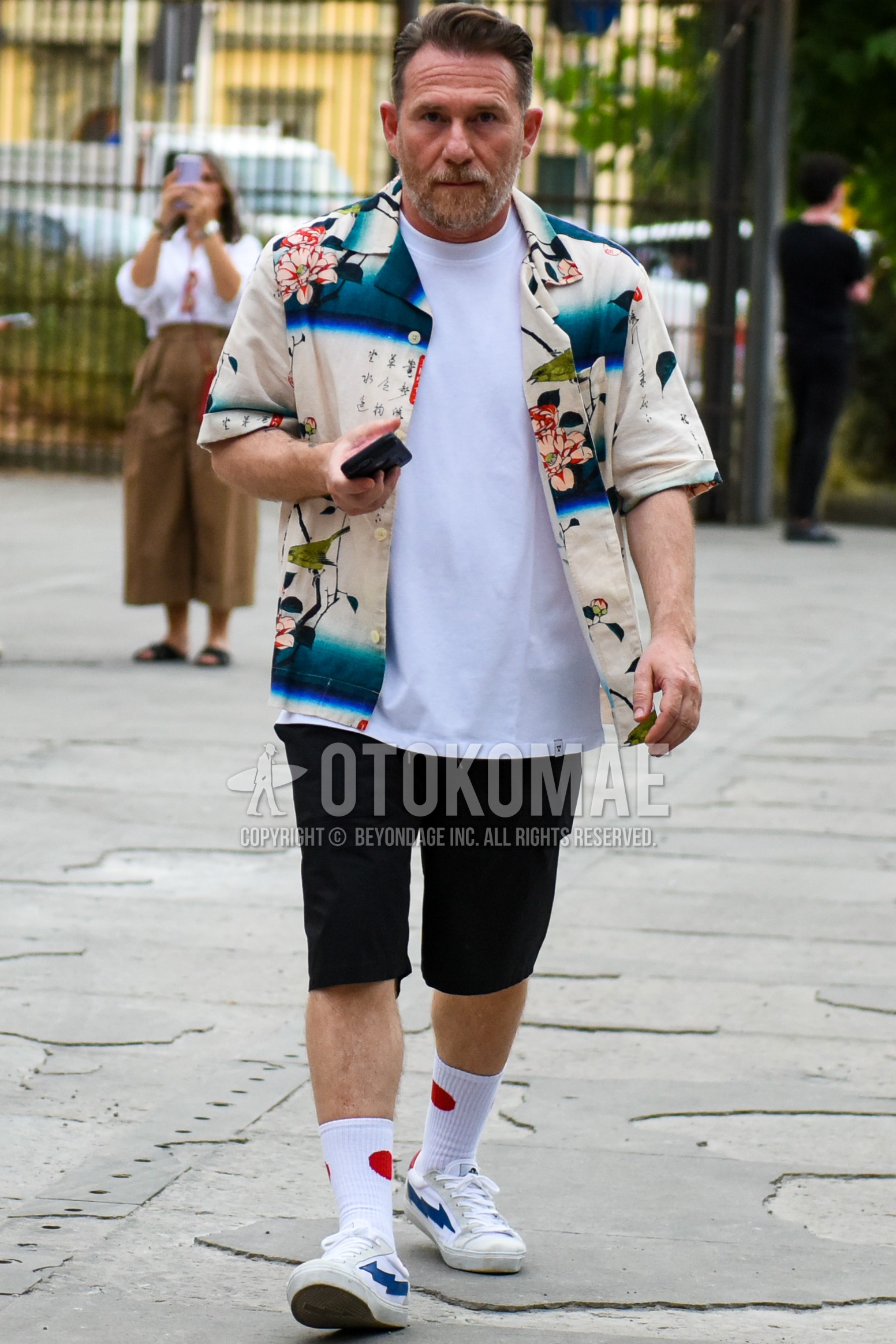 Men's spring summer outfit with multi-color white tops/innerwear shirt, white plain t-shirt, black plain short pants, white one point socks, white low-cut sneakers.