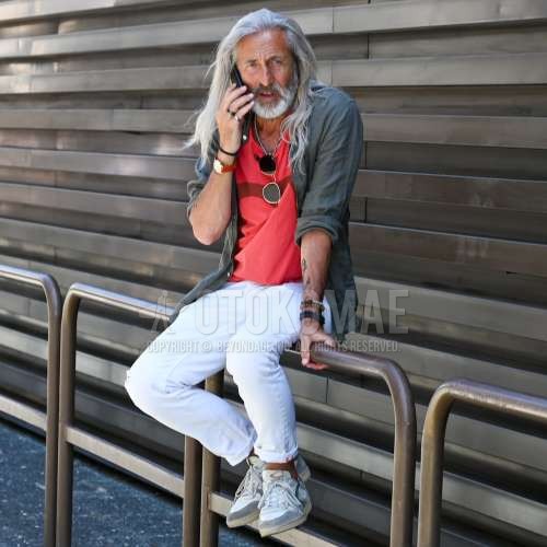 ゴールド無地のサングラス、グレー無地のシャツ、レッドトップス/インナーのTシャツ、白無地のチノパン、白ローカットのスニーカーを合わせた春夏のメンズコーデ・着こなし。