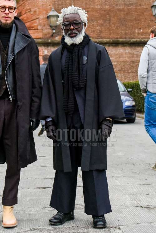 黒無地のメガネ、黒無地のマフラー/ストール、キモノのダークグレー無地のアウター、黒のブーツ、ダークグレー無地のスーツを合わせた秋冬のメンズコーデ・着こなし。